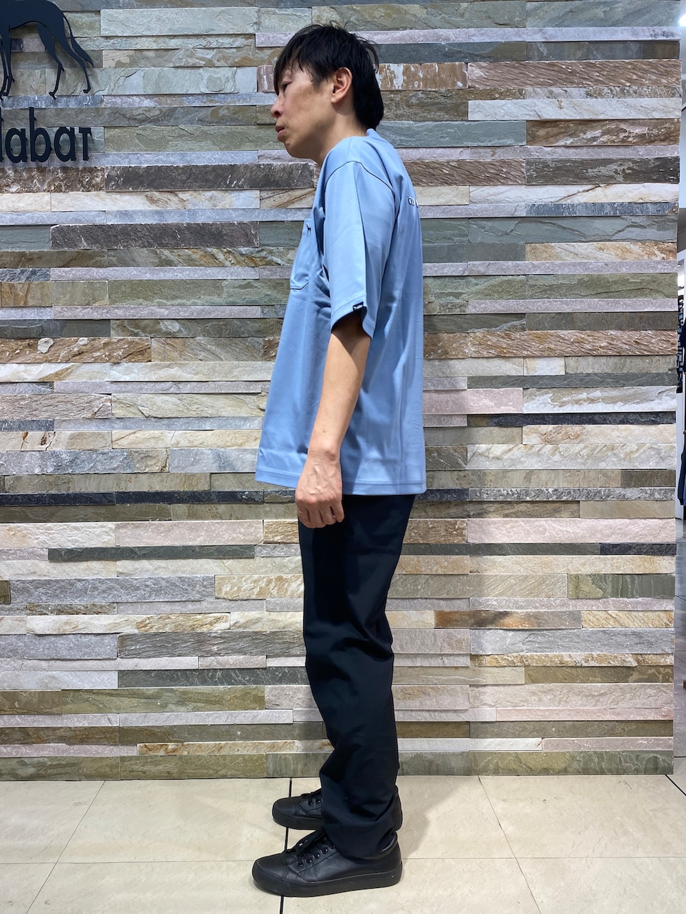 ブルー系のTシャツ/カットソー、ブラック系のその他パンツを着用したメンズの夏コーディネートの2枚目の写真