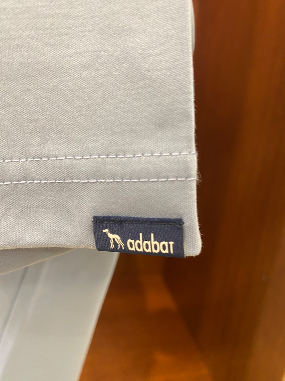 ブルー系のTシャツ/カットソー、ブラック系のその他パンツを着用したメンズの夏コーディネートの5枚目の写真