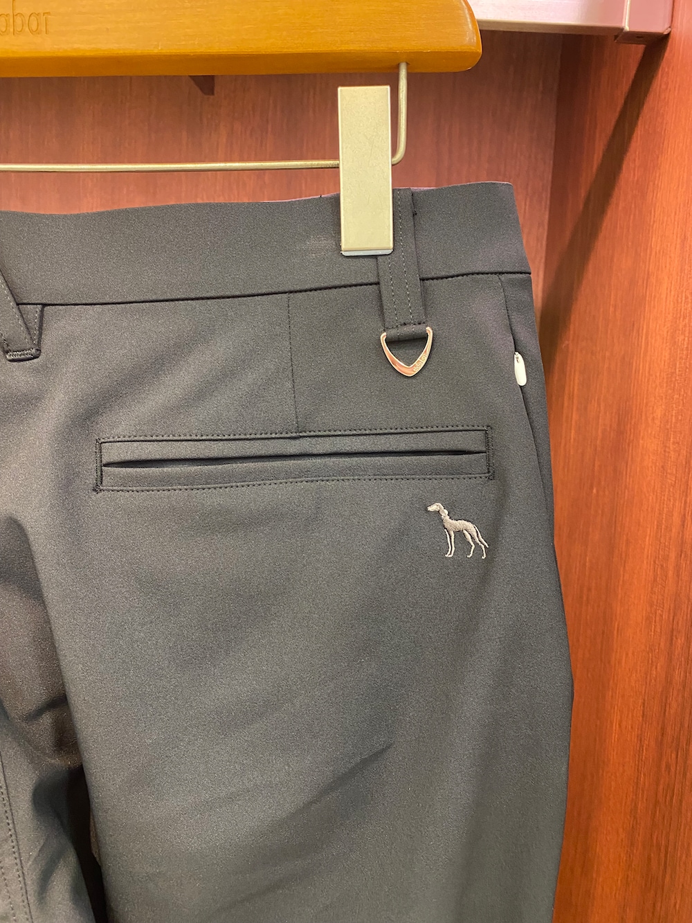 ブラック系のポロシャツ、ブラック系のその他パンツ、ブラック系のハットを着用したメンズの夏コーディネートの10枚目の写真