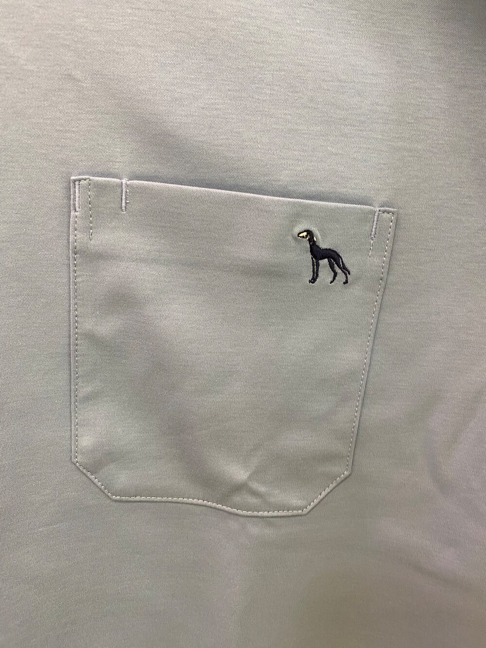 ブルー系のTシャツ/カットソー、ブラック系のその他パンツを着用したメンズの夏コーディネートの4枚目の写真
