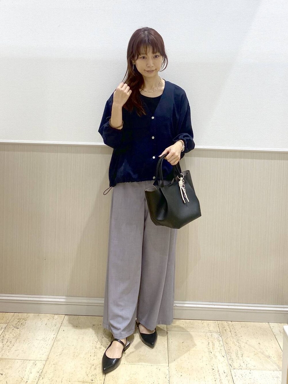グレー系のその他パンツ、ブラック系のトートバッグ、ブルー系のシャツ/ブラウスを着用したレディースの春コーディネートの2枚目の写真