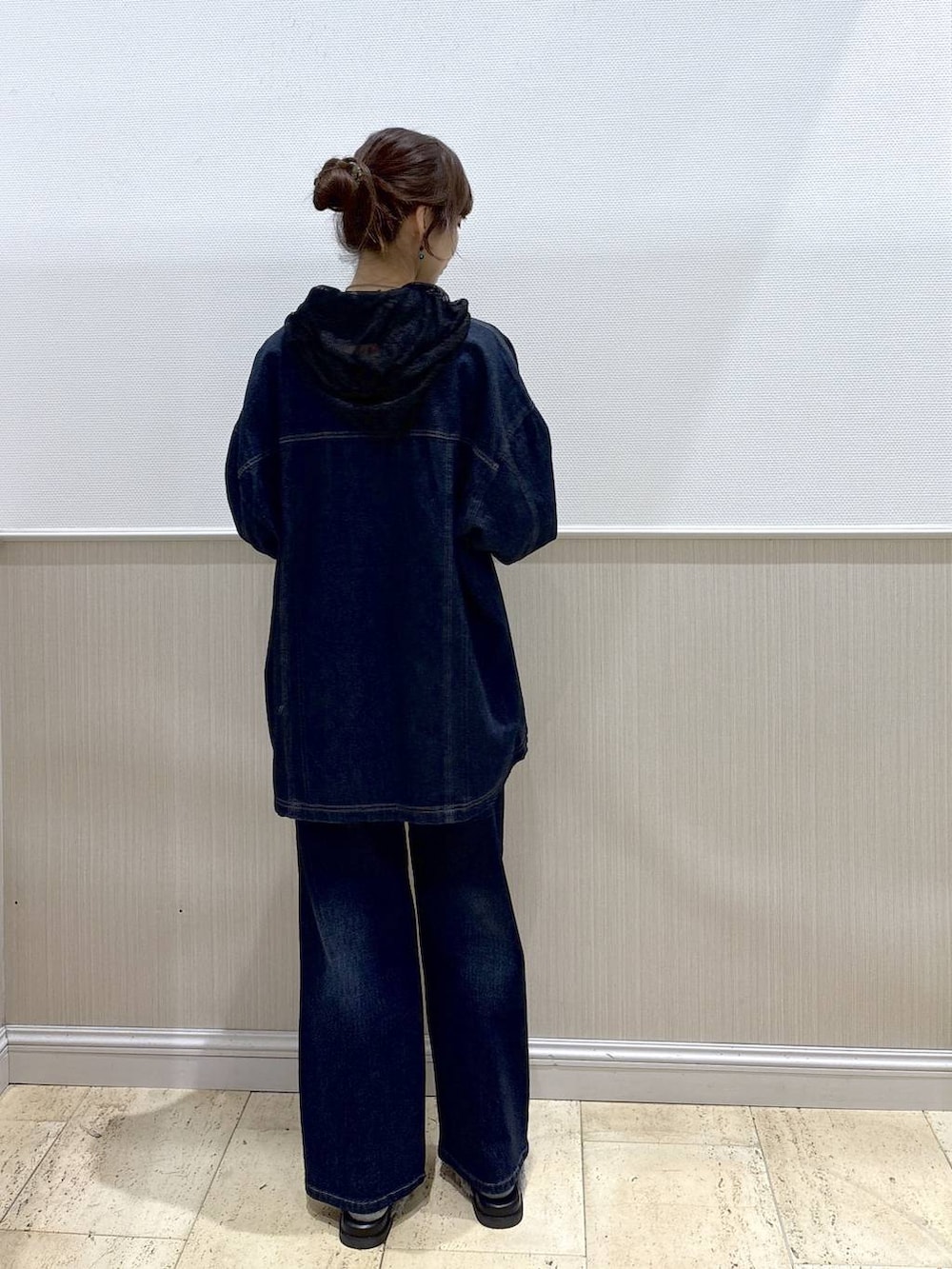 ブルー系のシャツ/ブラウス、グレー系のサンダル、ブラック系のシャツ/ブラウスを着用したレディースの秋コーディネートの4枚目の写真