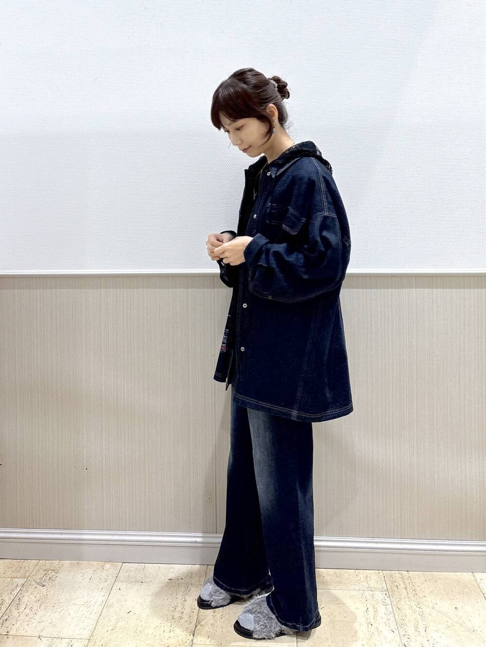 ブルー系のシャツ/ブラウス、グレー系のサンダル、ブラック系のシャツ/ブラウスを着用したレディースの秋コーディネートの3枚目の写真