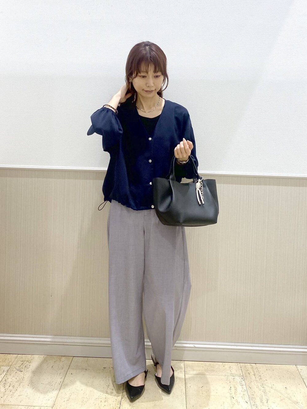 グレー系のその他パンツ、ブラック系のトートバッグ、ブルー系のシャツ/ブラウスを着用したレディースの春コーディネートの5枚目の写真