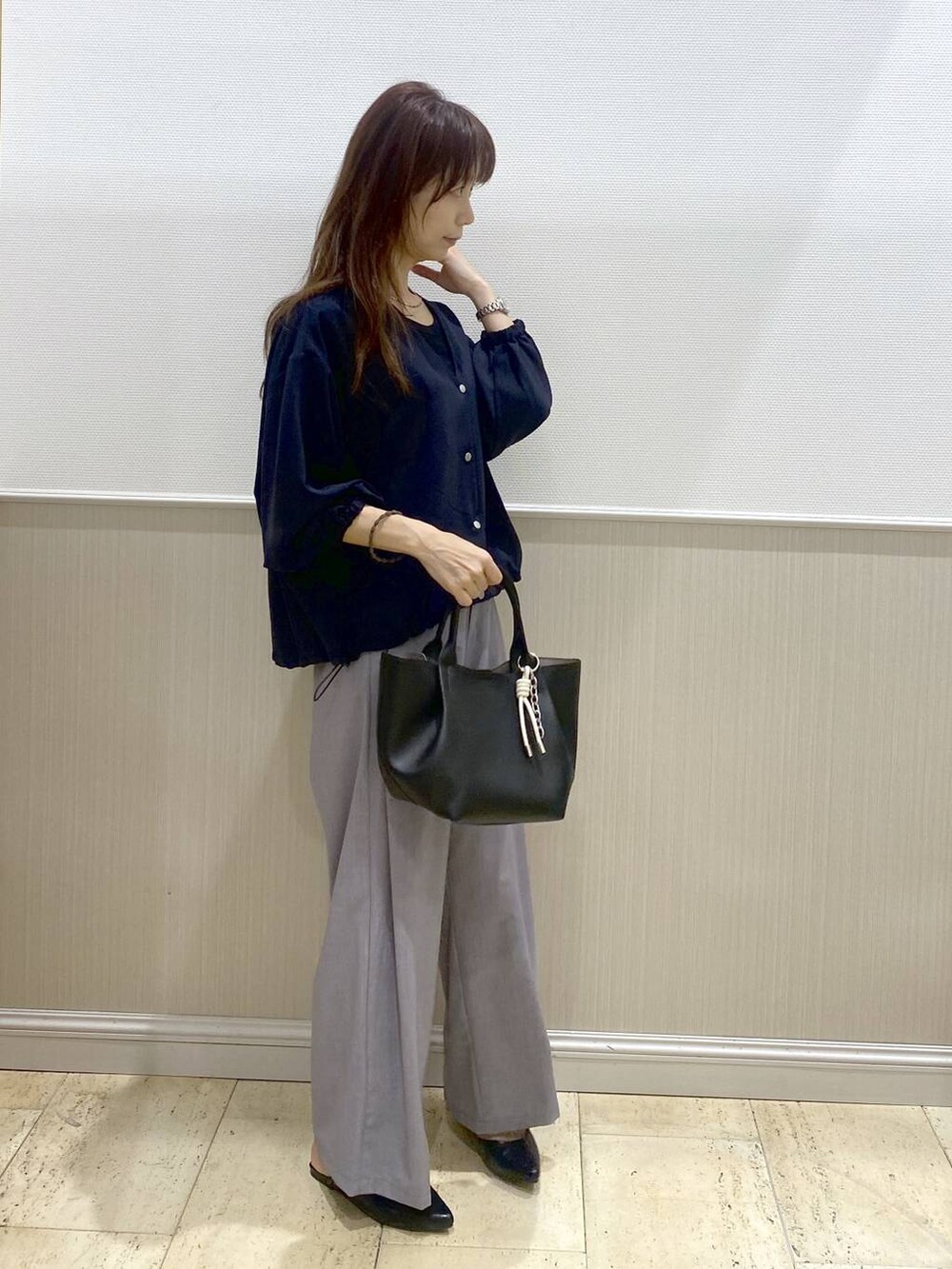 グレー系のその他パンツ、ブラック系のトートバッグ、ブルー系のシャツ/ブラウスを着用したレディースの春コーディネートの3枚目の写真