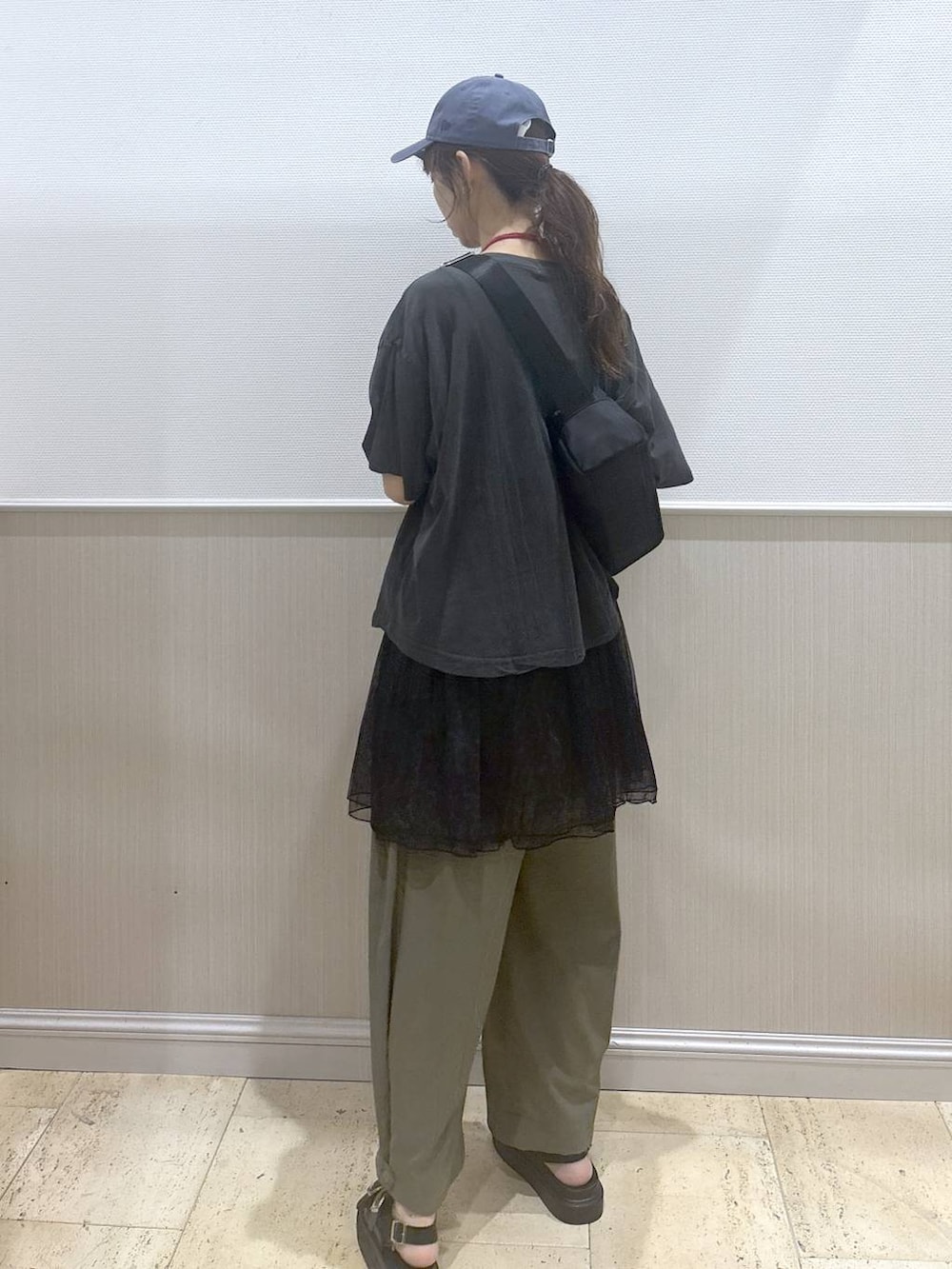ブラック系のショルダーバッグ、ブラック系のサンダル、グリーン系のその他パンツを着用したレディースの夏コーディネートの4枚目の写真
