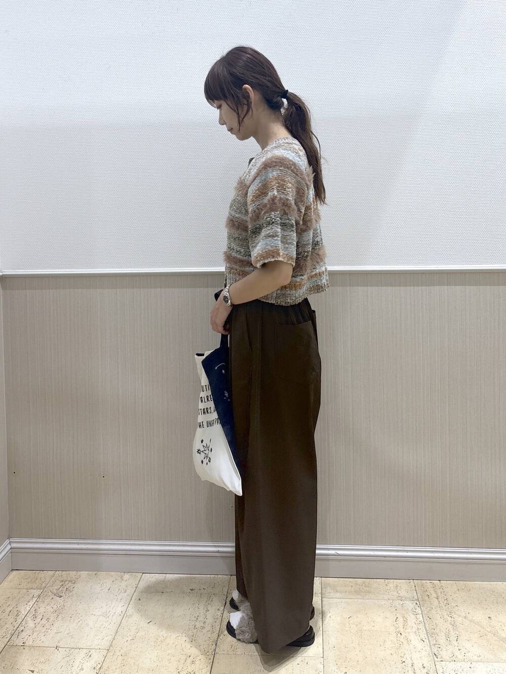 ブラウン系のニット/セーター、ブラウン系のサンダル、ブラウン系のその他パンツを着用したレディースの夏コーディネートの4枚目の写真