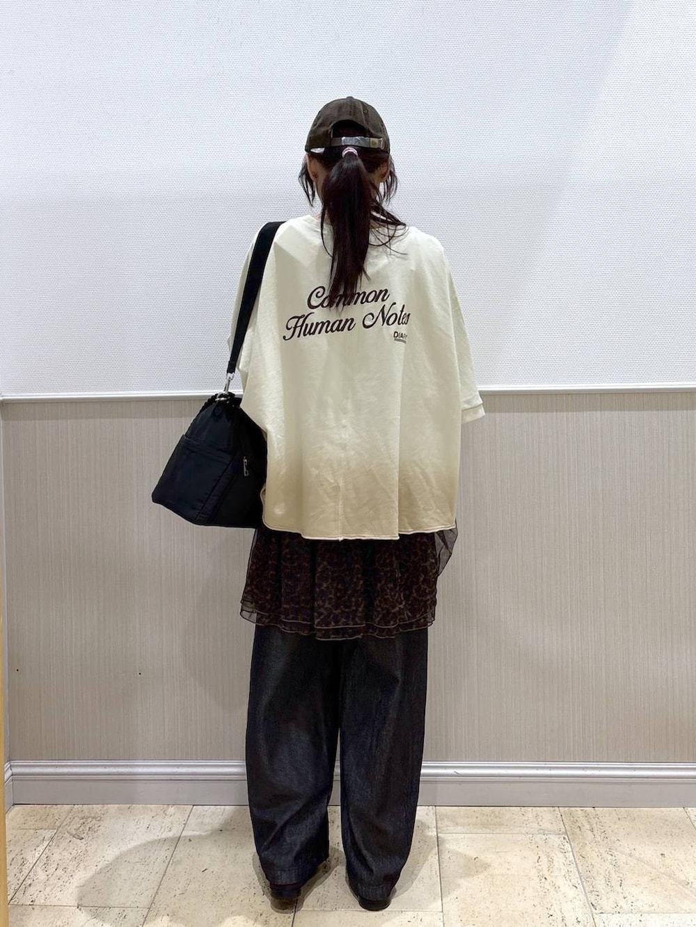 ブラウン系のパンプス、ブラック系のショルダーバッグ、ブラック系のデニムパンツを着用したレディースの夏コーディネートの3枚目の写真