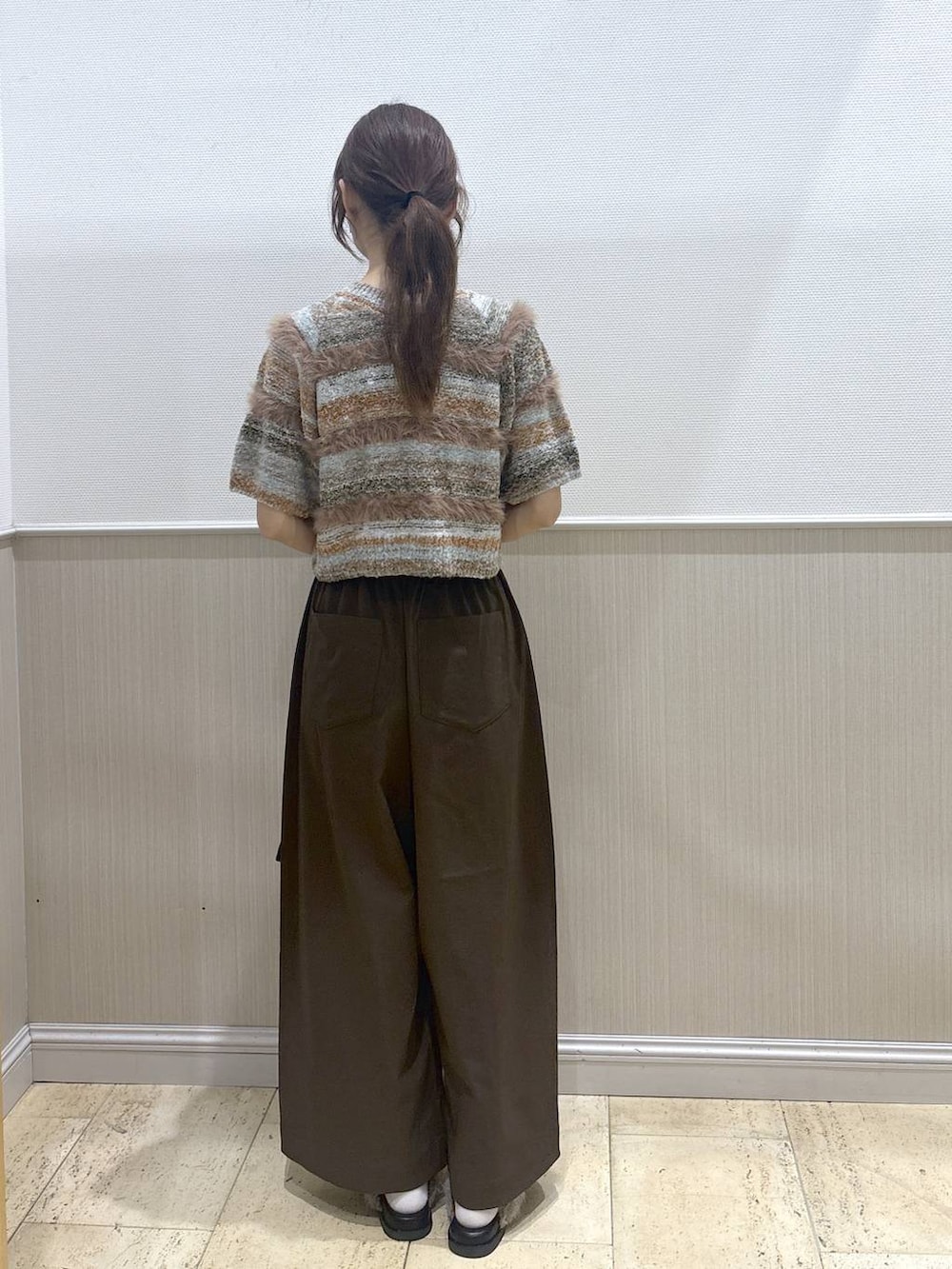 ブラウン系のニット/セーター、ブラウン系のサンダル、ブラウン系のその他パンツを着用したレディースの夏コーディネートの3枚目の写真