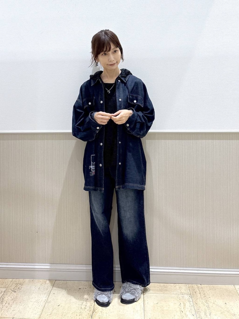 ブルー系のシャツ/ブラウス、グレー系のサンダル、ブラック系のシャツ/ブラウスを着用したレディースの秋コーディネートの2枚目の写真