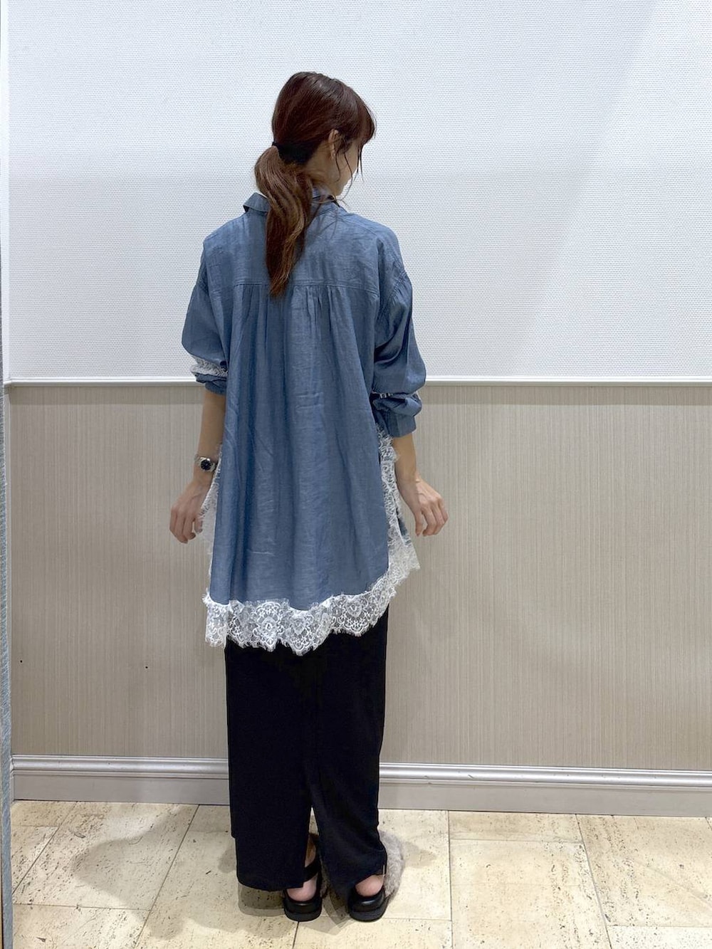 ブルー系のシャツ/ブラウス、ブラウン系のサンダル、ブルー系のキャミソールを着用したレディースの夏コーディネートの5枚目の写真