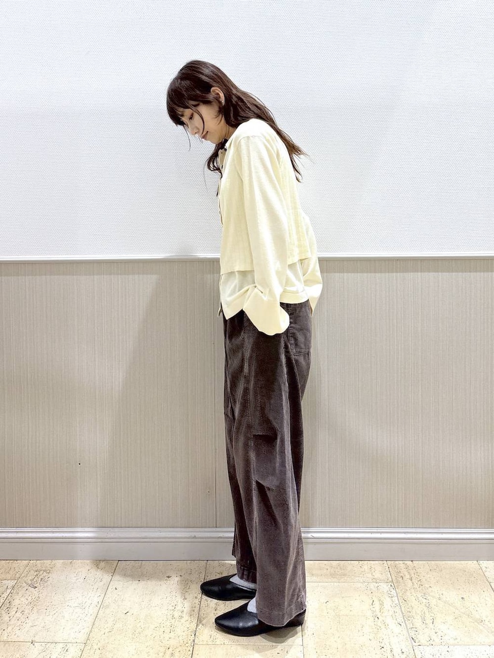 ホワイト系のニット/セーター、ブラウン系のその他パンツ、ブラック系のその他シューズを着用したレディースの秋コーディネートの3枚目の写真
