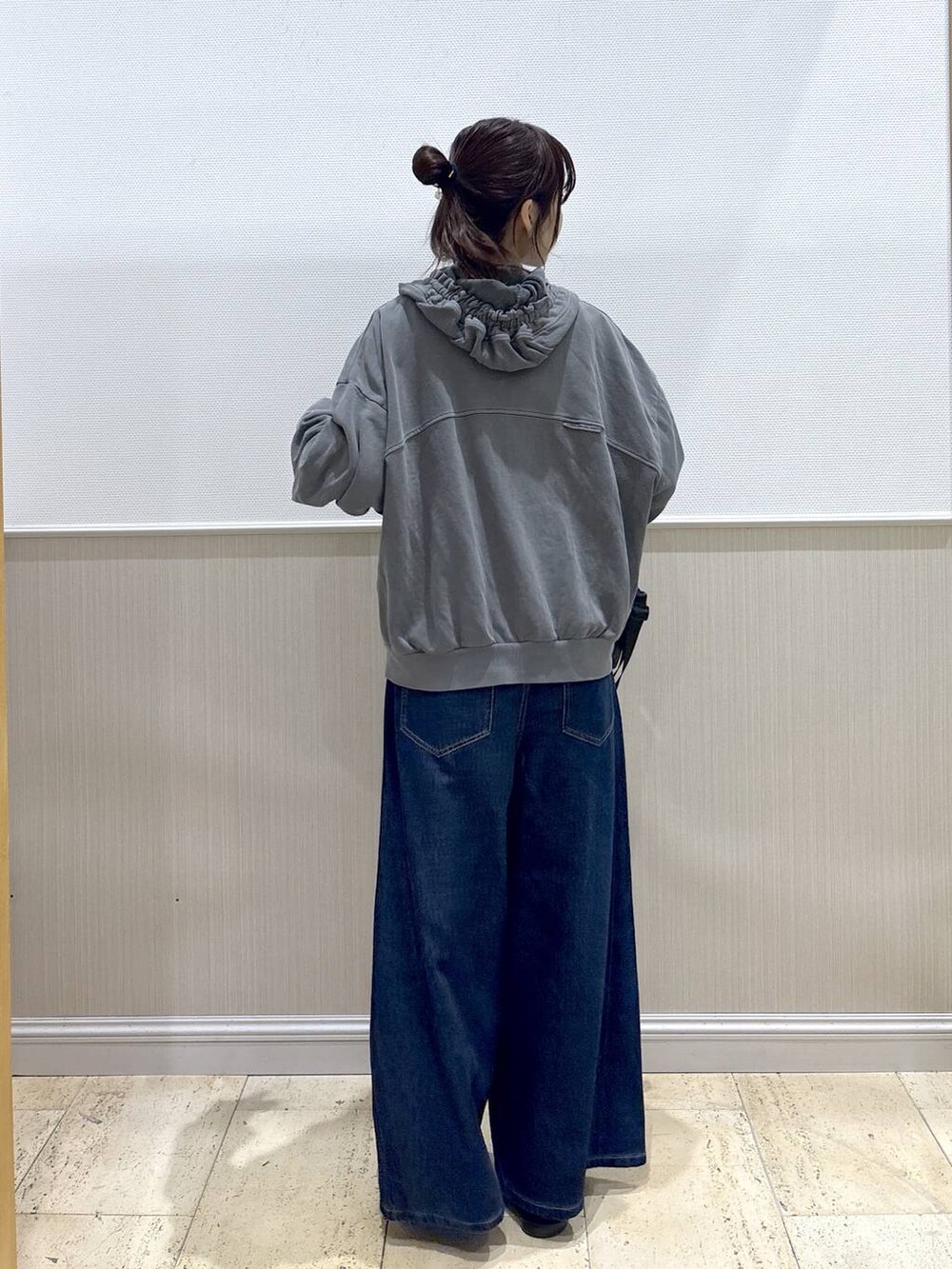 ブラック系のパンプス、グレー系のパーカー、その他のトートバッグを着用したレディースの夏コーディネートの3枚目の写真