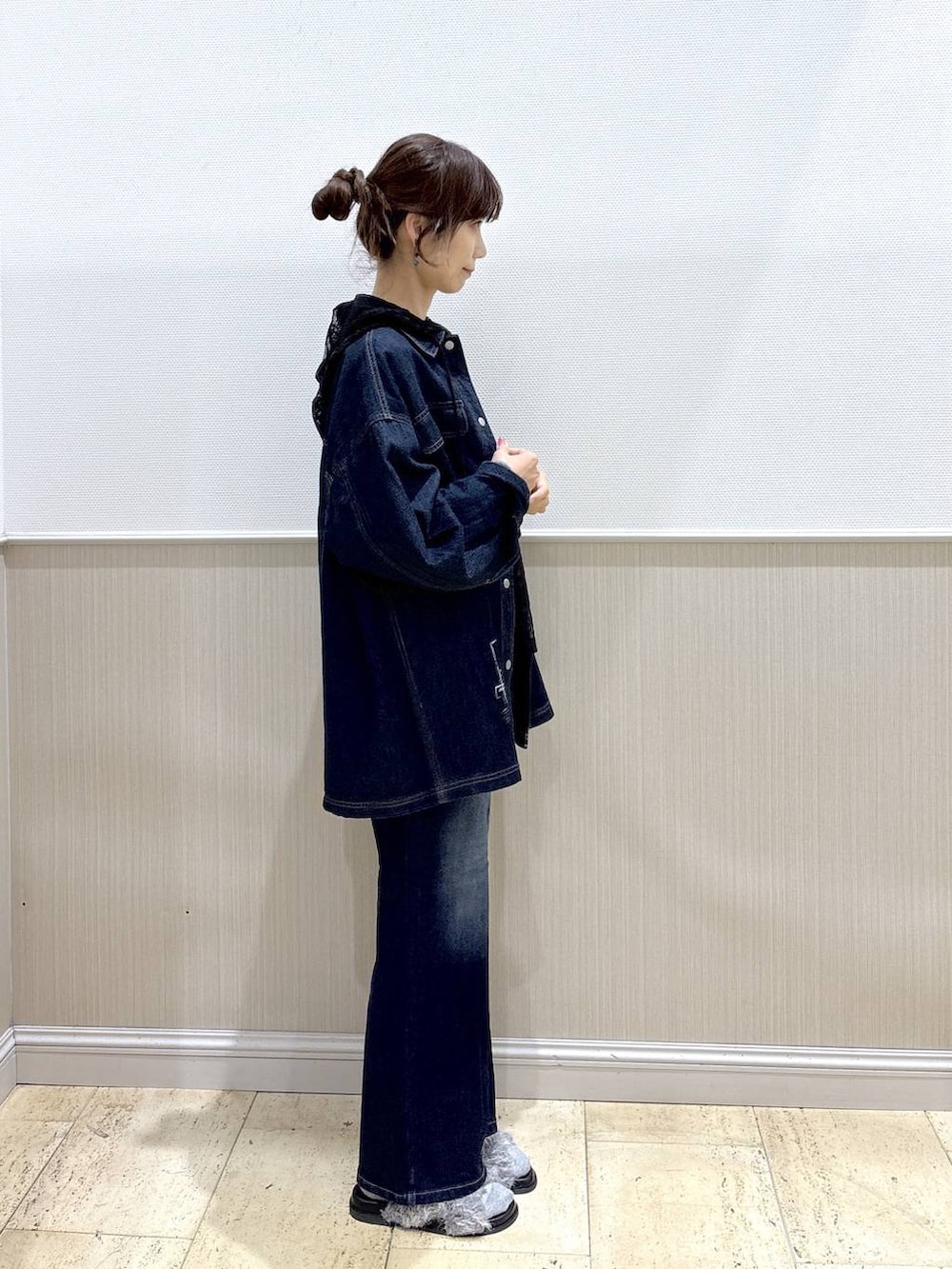 ブルー系のシャツ/ブラウス、グレー系のサンダル、ブラック系のシャツ/ブラウスを着用したレディースの秋コーディネートの5枚目の写真