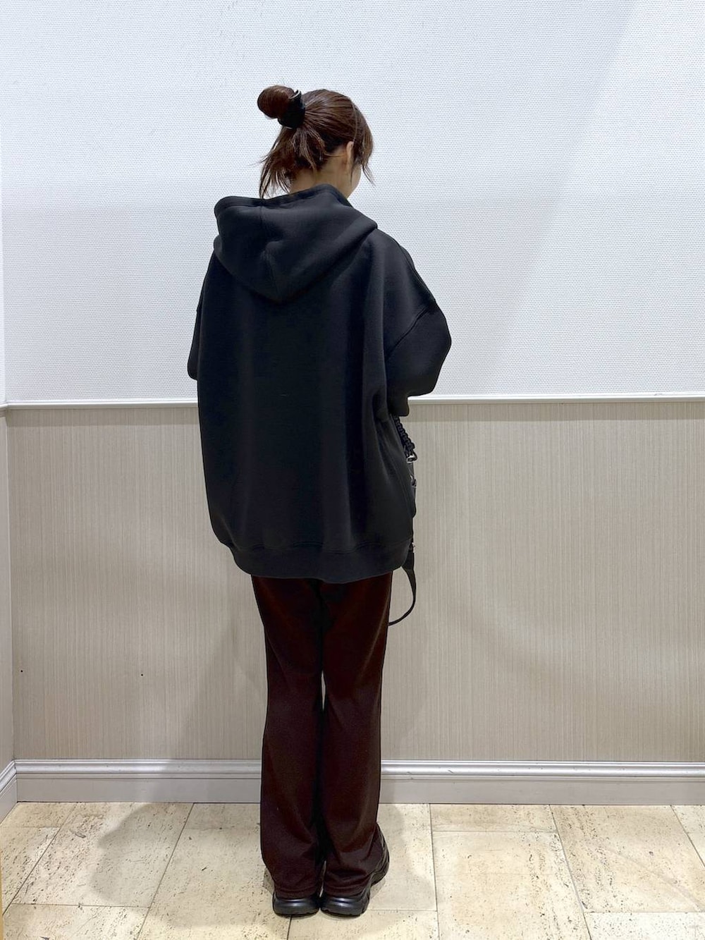 ブラック系のローファー、グレー系のパーカー、グレー系のショルダーバッグを着用したレディースの秋コーディネートの4枚目の写真