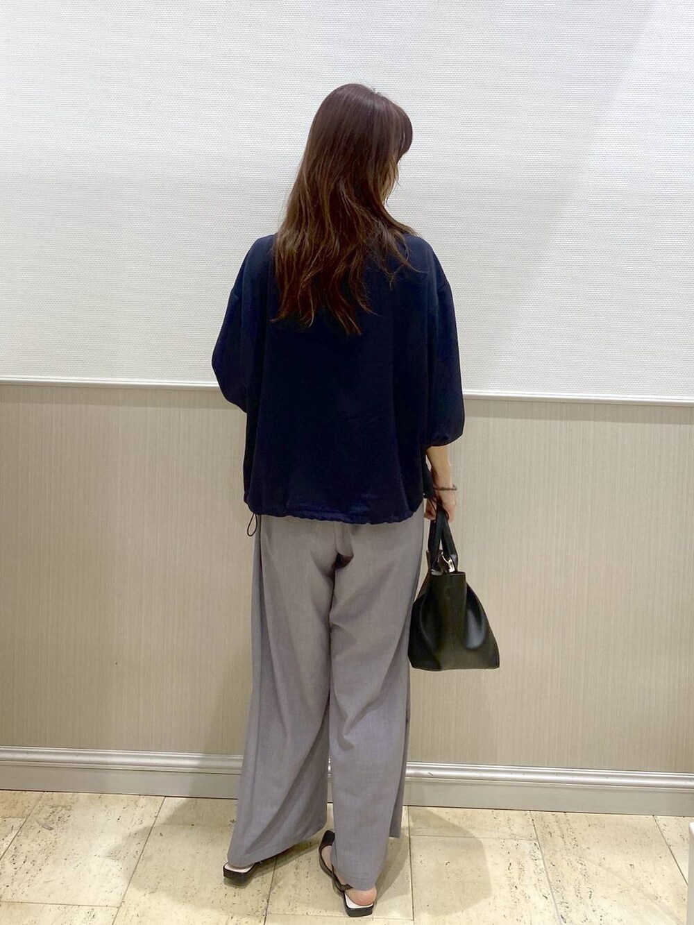 グレー系のその他パンツ、ブラック系のトートバッグ、ブルー系のシャツ/ブラウスを着用したレディースの春コーディネートの4枚目の写真