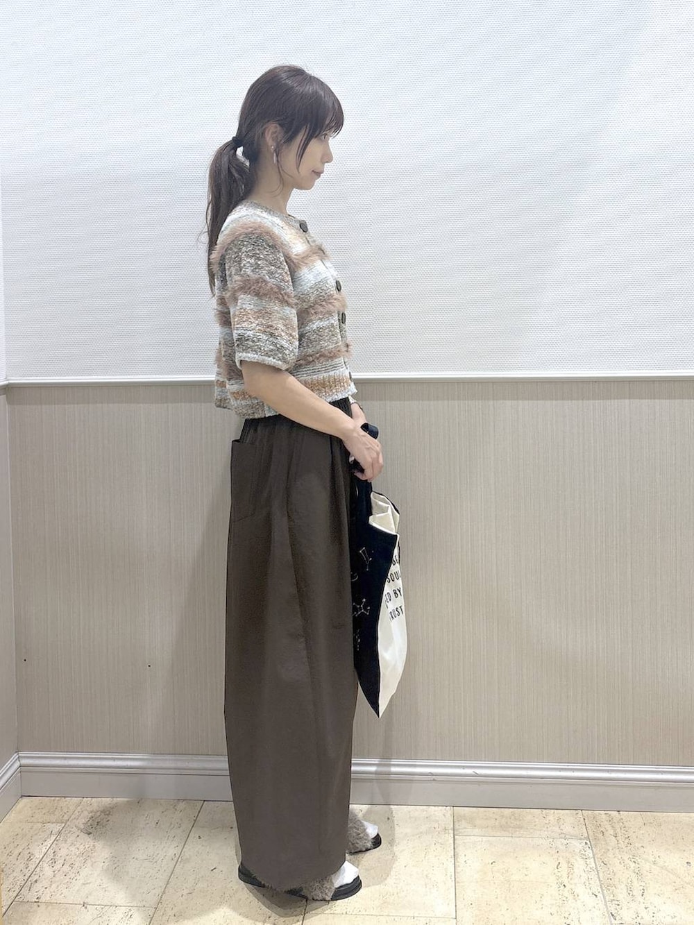 ブラウン系のニット/セーター、ブラウン系のサンダル、ブラウン系のその他パンツを着用したレディースの夏コーディネートの2枚目の写真