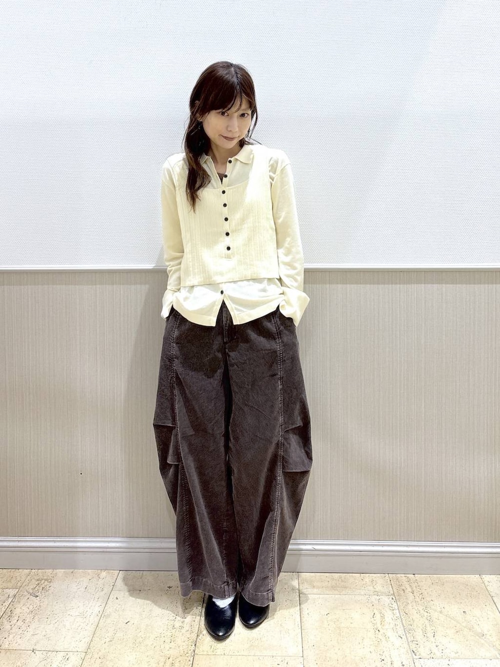ホワイト系のニット/セーター、ブラウン系のその他パンツ、ブラック系のその他シューズを着用したレディースの秋コーディネートの5枚目の写真