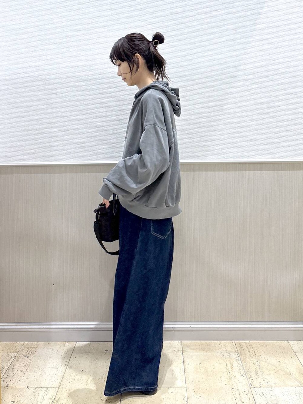ブラック系のパンプス、グレー系のパーカー、その他のトートバッグを着用したレディースの夏コーディネートの2枚目の写真