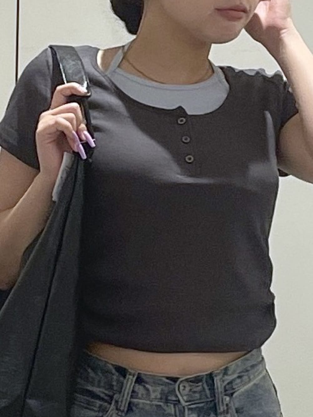 ブラック系のTシャツ/カットソー、ブルー系のデニムパンツを着用したレディースの夏コーディネートの5枚目の写真