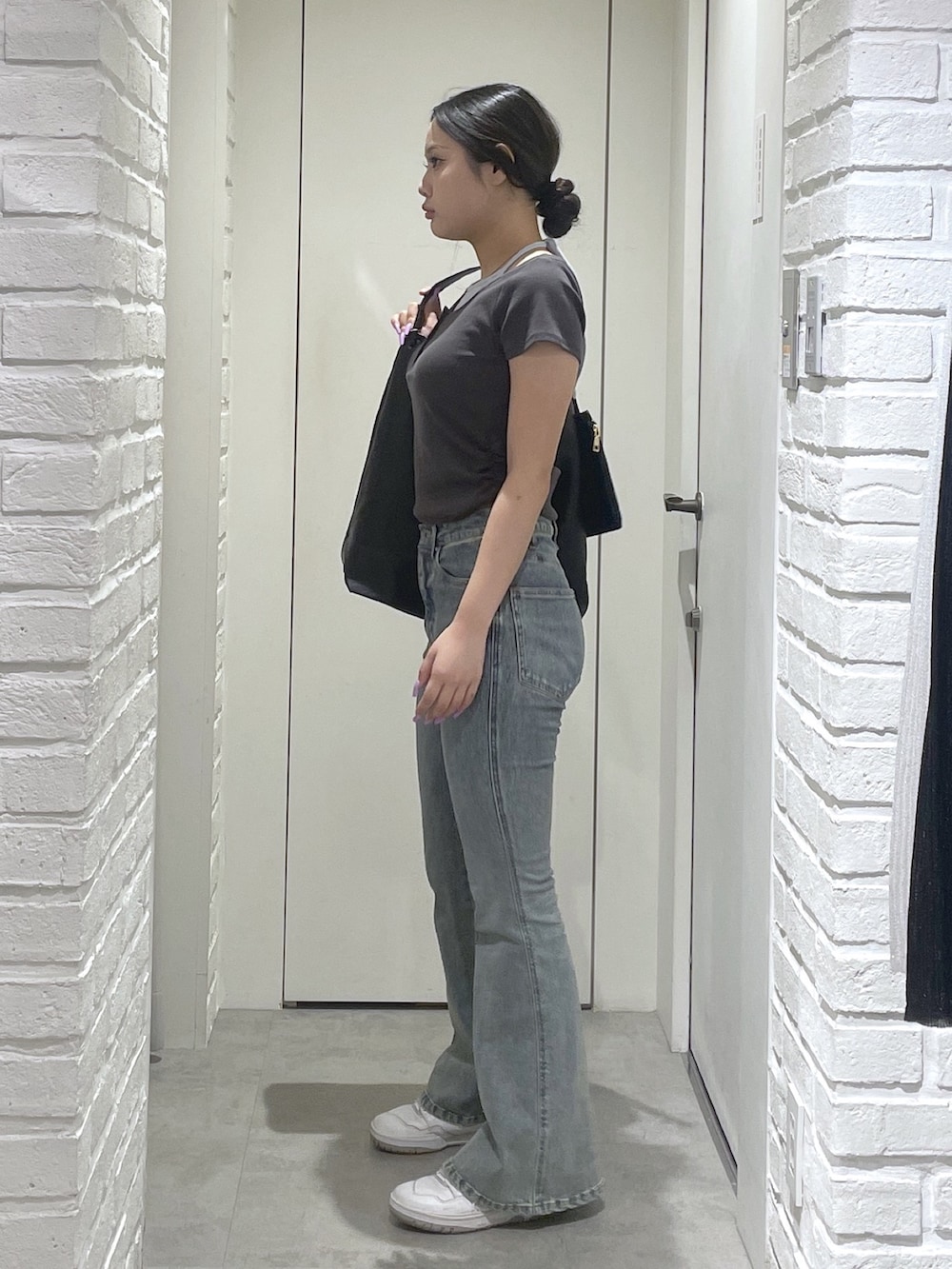 ブラック系のTシャツ/カットソー、ブルー系のデニムパンツを着用したレディースの夏コーディネートの3枚目の写真