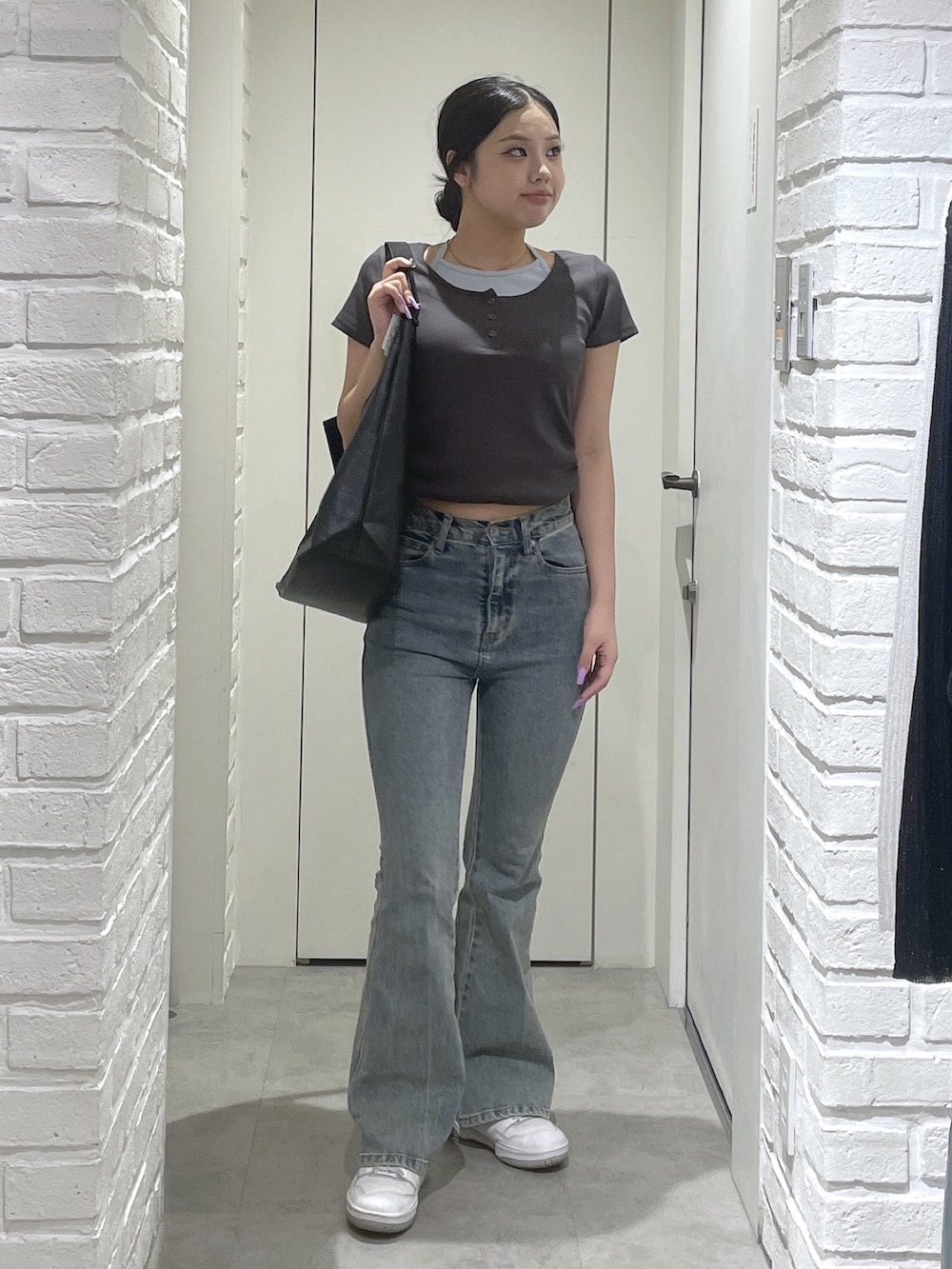 ブラック系のTシャツ/カットソー、ブルー系のデニムパンツを着用したレディースの夏コーディネートの2枚目の写真