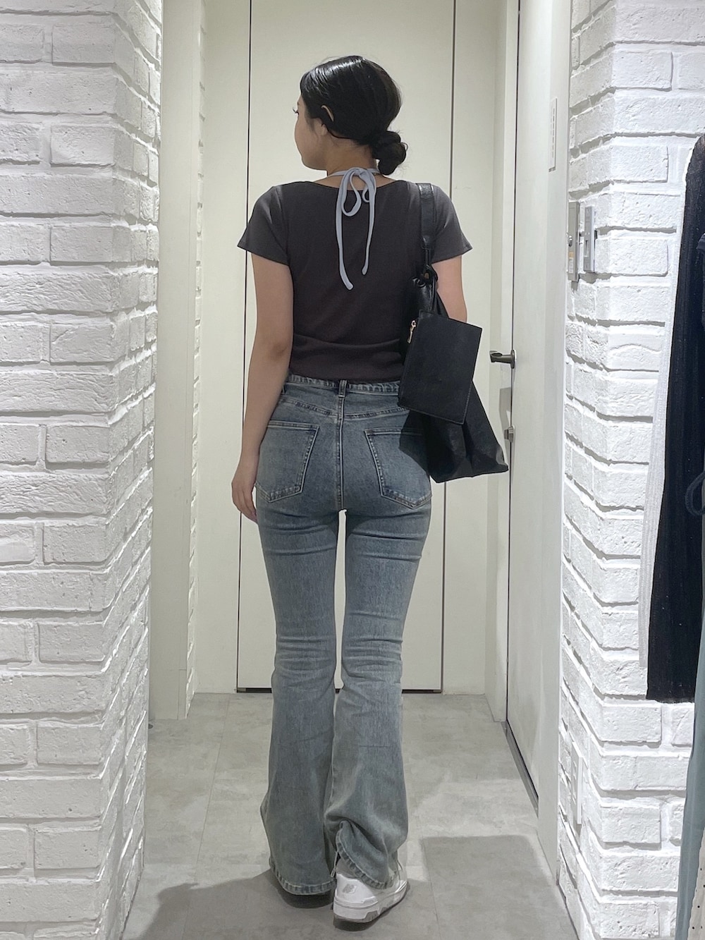 ブラック系のTシャツ/カットソー、ブルー系のデニムパンツを着用したレディースの夏コーディネートの4枚目の写真