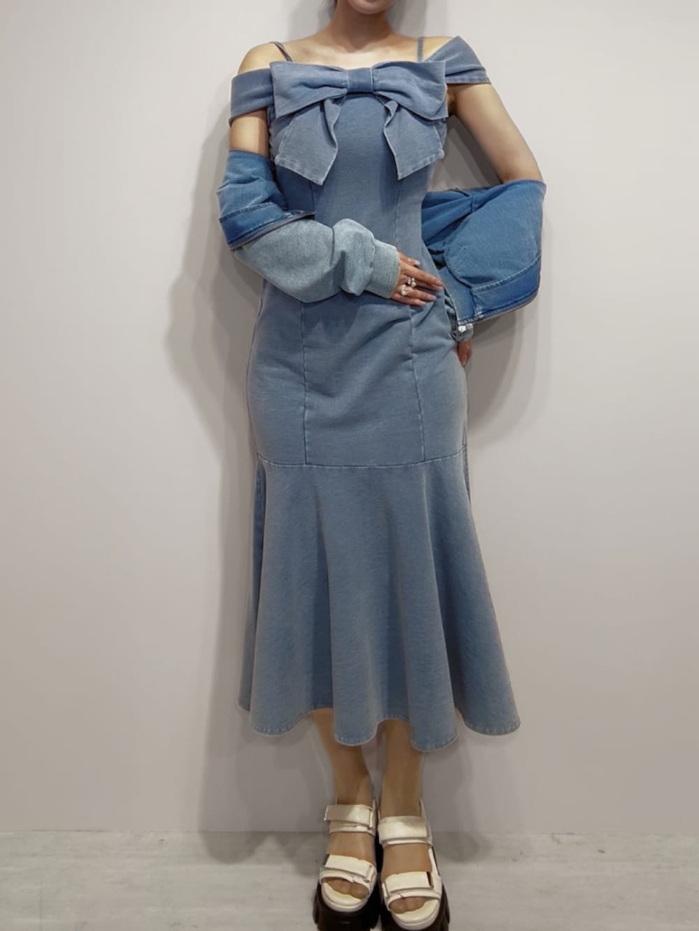 ブルー系のワンピース、ブルー系のパーカー、ホワイト系のサンダルを着用したレディースの春コーディネートの3枚目の写真