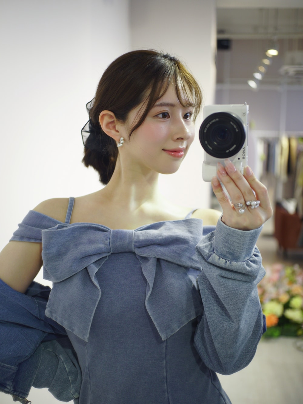 ブルー系のワンピース、ブルー系のパーカー、ホワイト系のサンダルを着用したレディースの春コーディネートの2枚目の写真