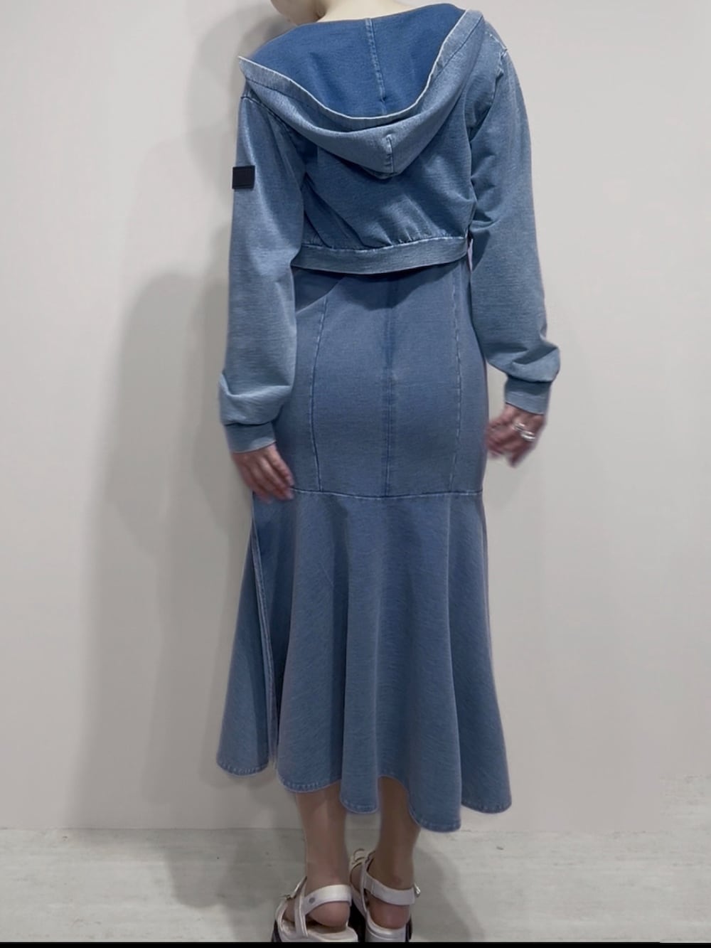 ブルー系のワンピース、ブルー系のパーカー、ホワイト系のサンダルを着用したレディースの春コーディネートの5枚目の写真