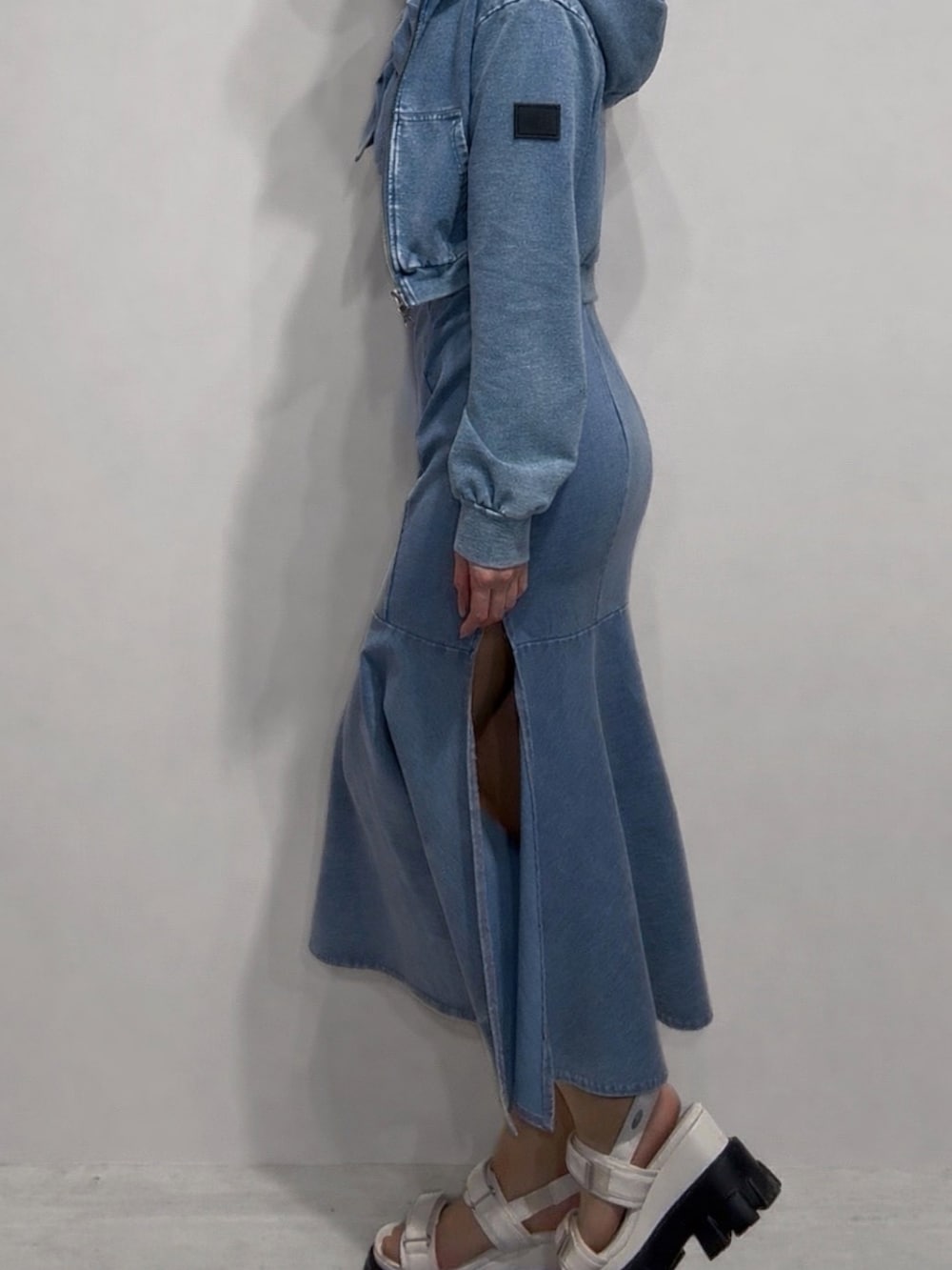 ブルー系のワンピース、ブルー系のパーカー、ホワイト系のサンダルを着用したレディースの春コーディネートの4枚目の写真