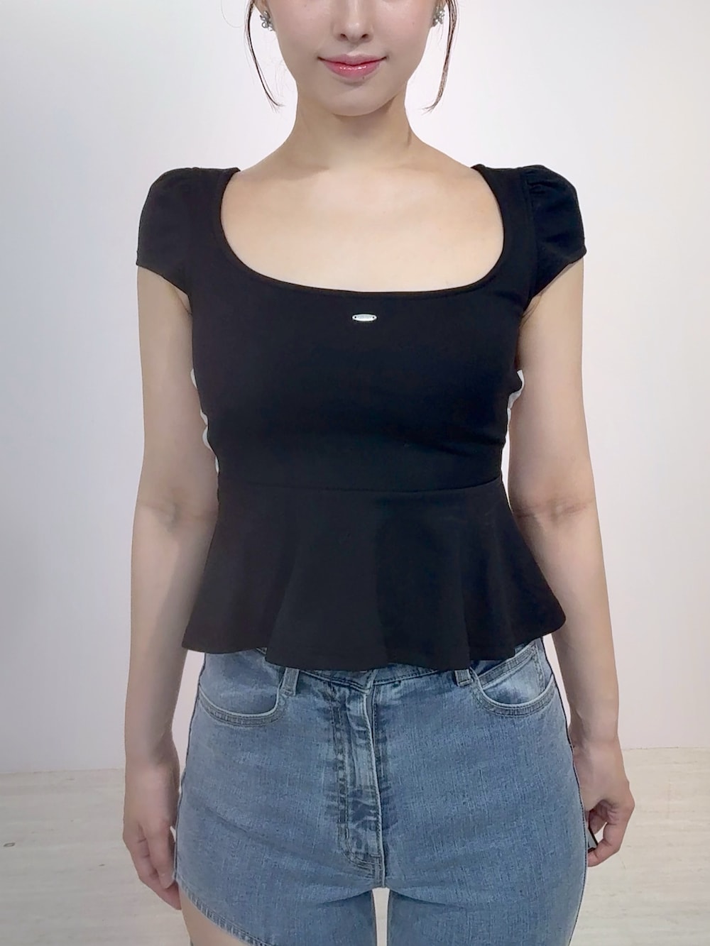 ブラック系のTシャツ/カットソー、ブルー系のデニムパンツ、ブラック系のサンダルを着用したレディースの夏コーディネートの3枚目の写真