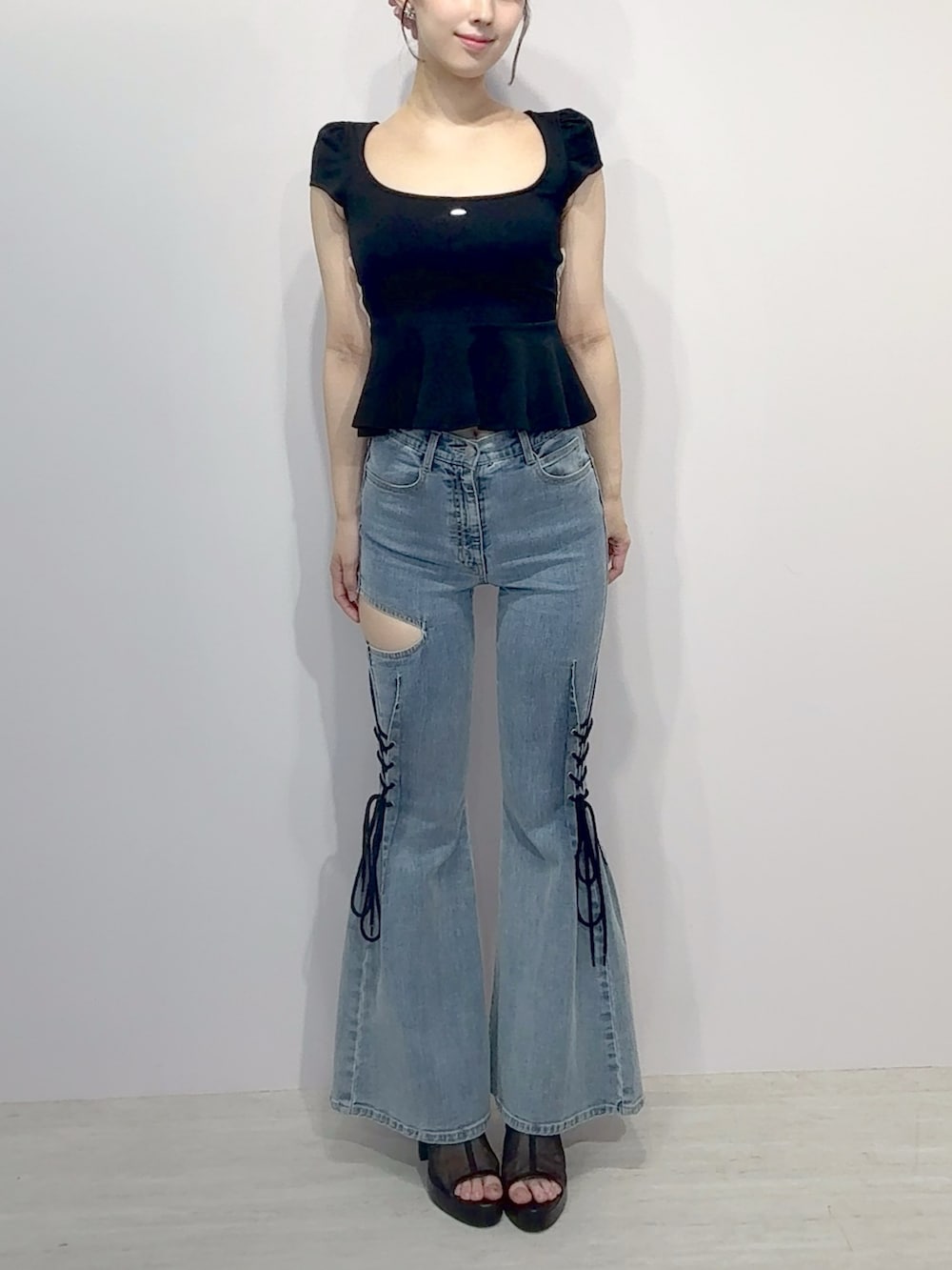 ブラック系のTシャツ/カットソー、ブルー系のデニムパンツ、ブラック系のサンダルを着用したレディースの夏コーディネートの7枚目の写真