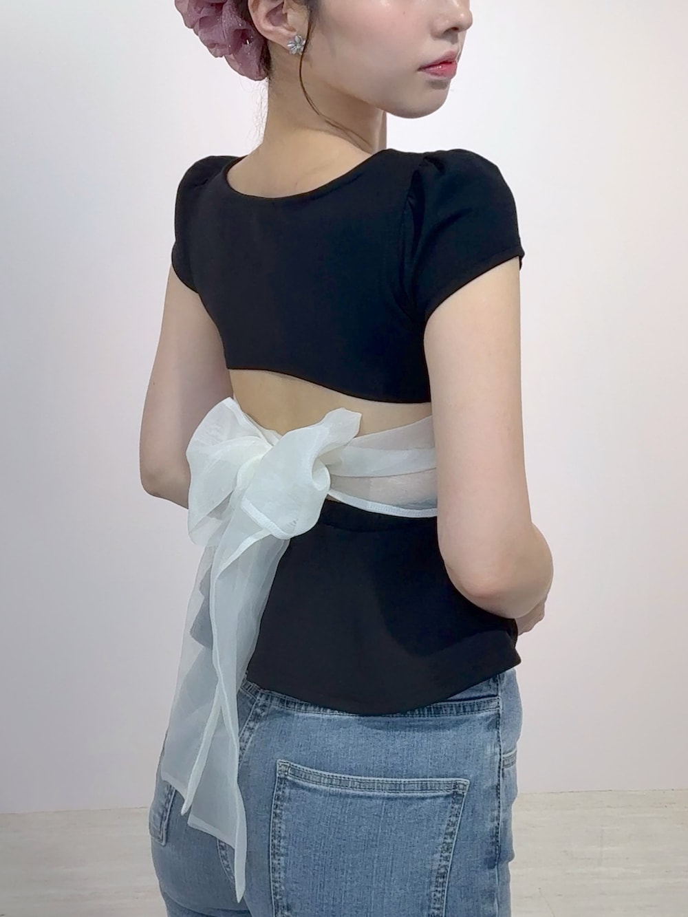 ブラック系のTシャツ/カットソー、ブルー系のデニムパンツ、ブラック系のサンダルを着用したレディースの夏コーディネートの2枚目の写真