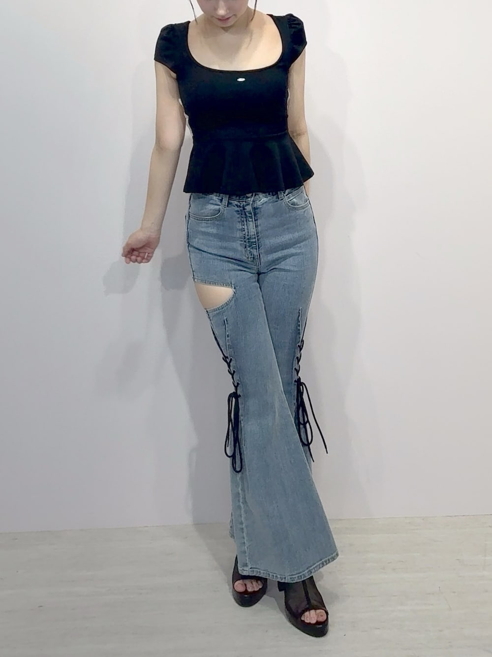 ブラック系のTシャツ/カットソー、ブルー系のデニムパンツ、ブラック系のサンダルを着用したレディースの夏コーディネートの8枚目の写真