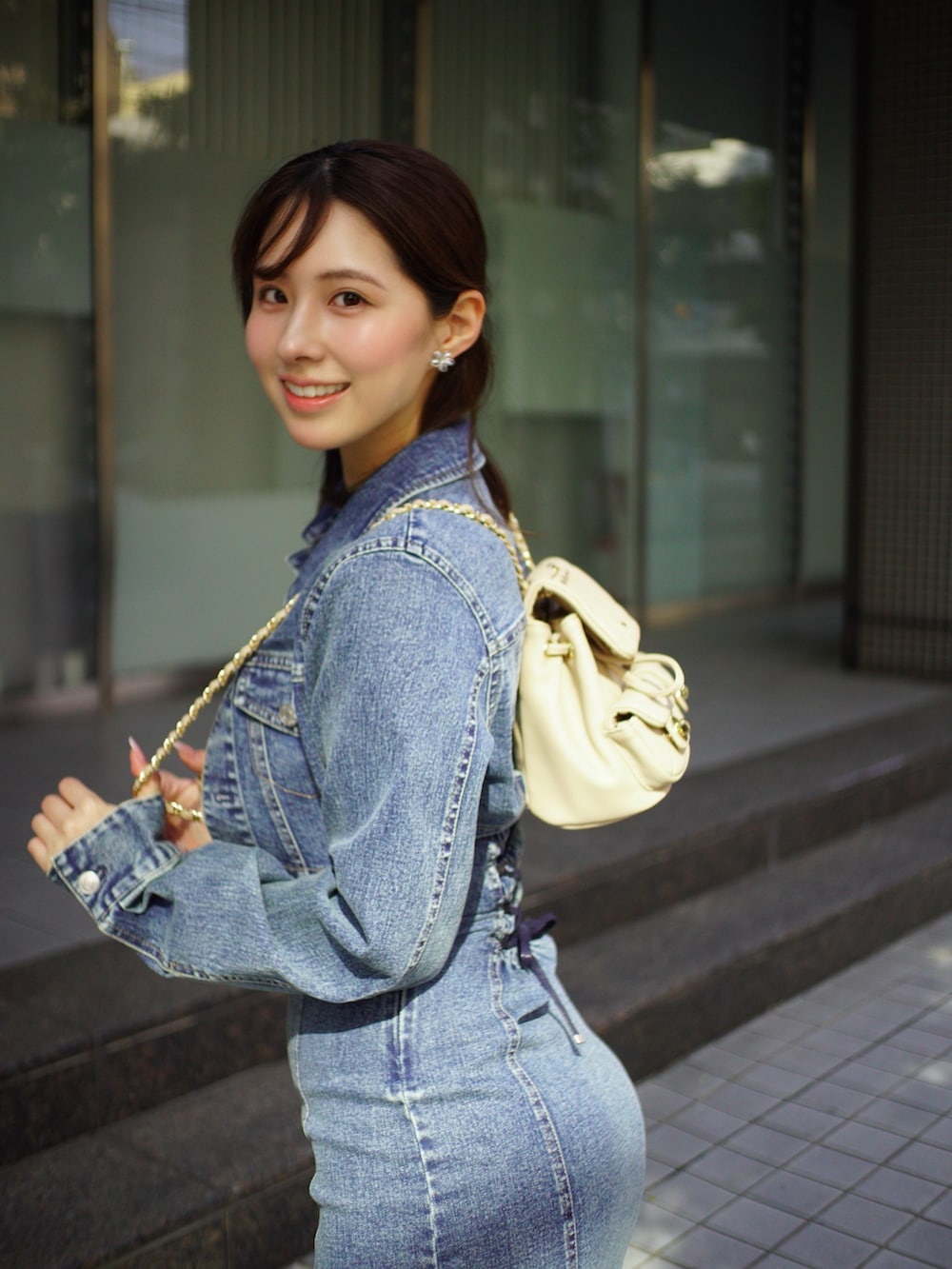 ブルー系のワンピース、ベージュ系のブーツ、ベージュ系のバックパック/リュックを着用したレディースの春コーディネートの3枚目の写真