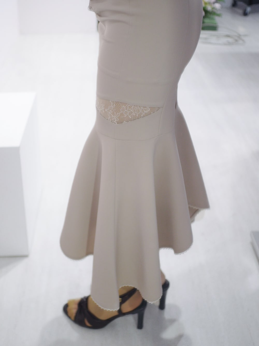 ブラック系のTシャツ/カットソー、ブラック系のスカート、ブラック系のバックパック/リュックを着用したレディースの春コーディネートの5枚目の写真