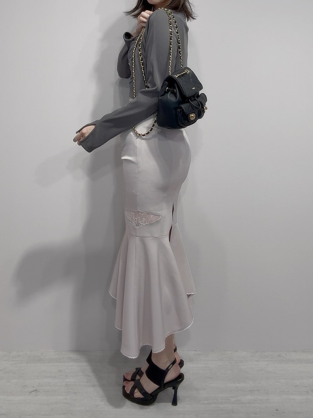 ブラック系のTシャツ/カットソー、ブラック系のスカート、ブラック系のバックパック/リュックを着用したレディースの春コーディネートの4枚目の写真