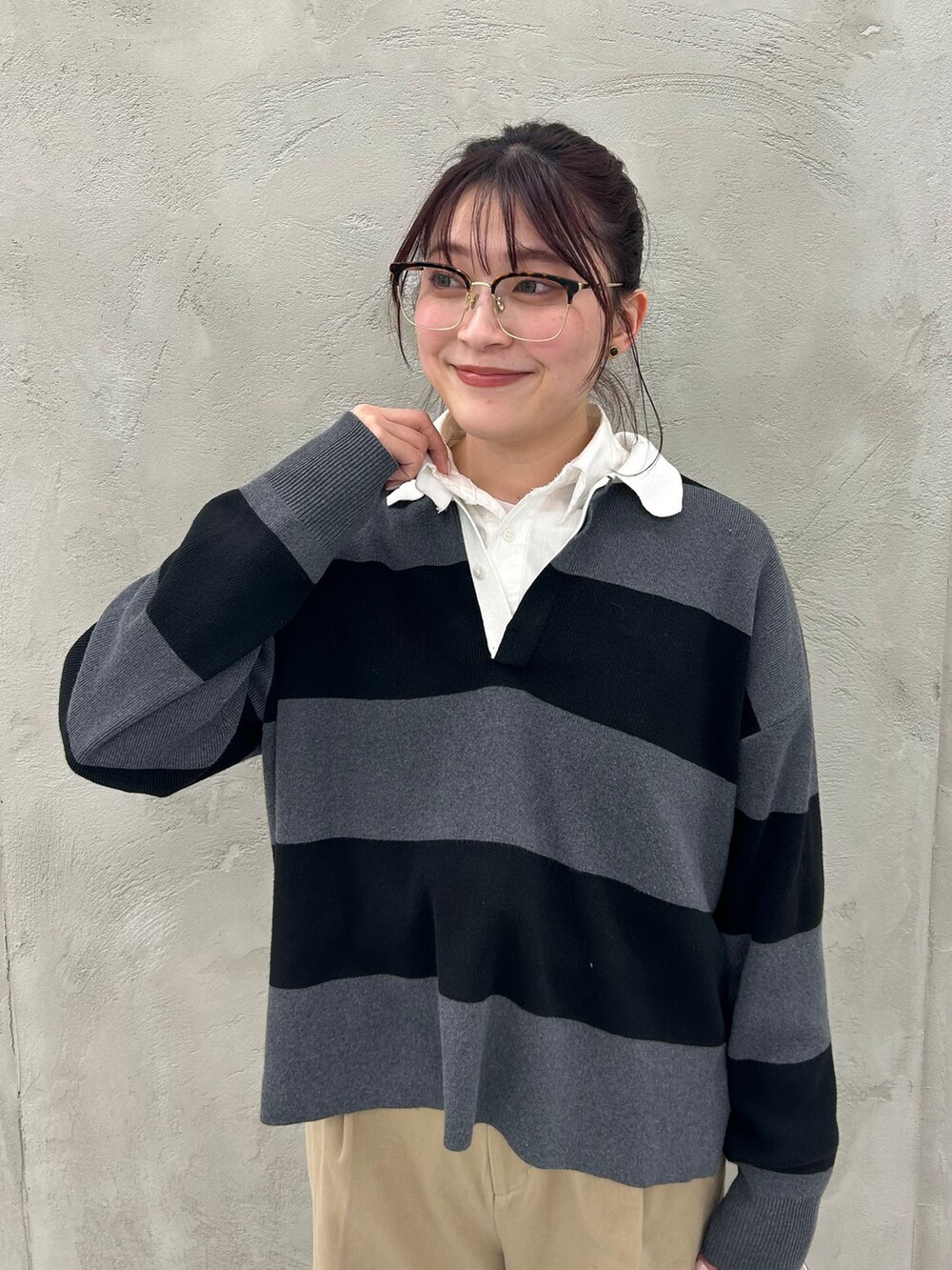 ホワイト系のシャツ/ブラウス、ブラウン系のその他シューズ、グレー系のニット/セーターを着用したレディースの冬コーディネートの8枚目の写真