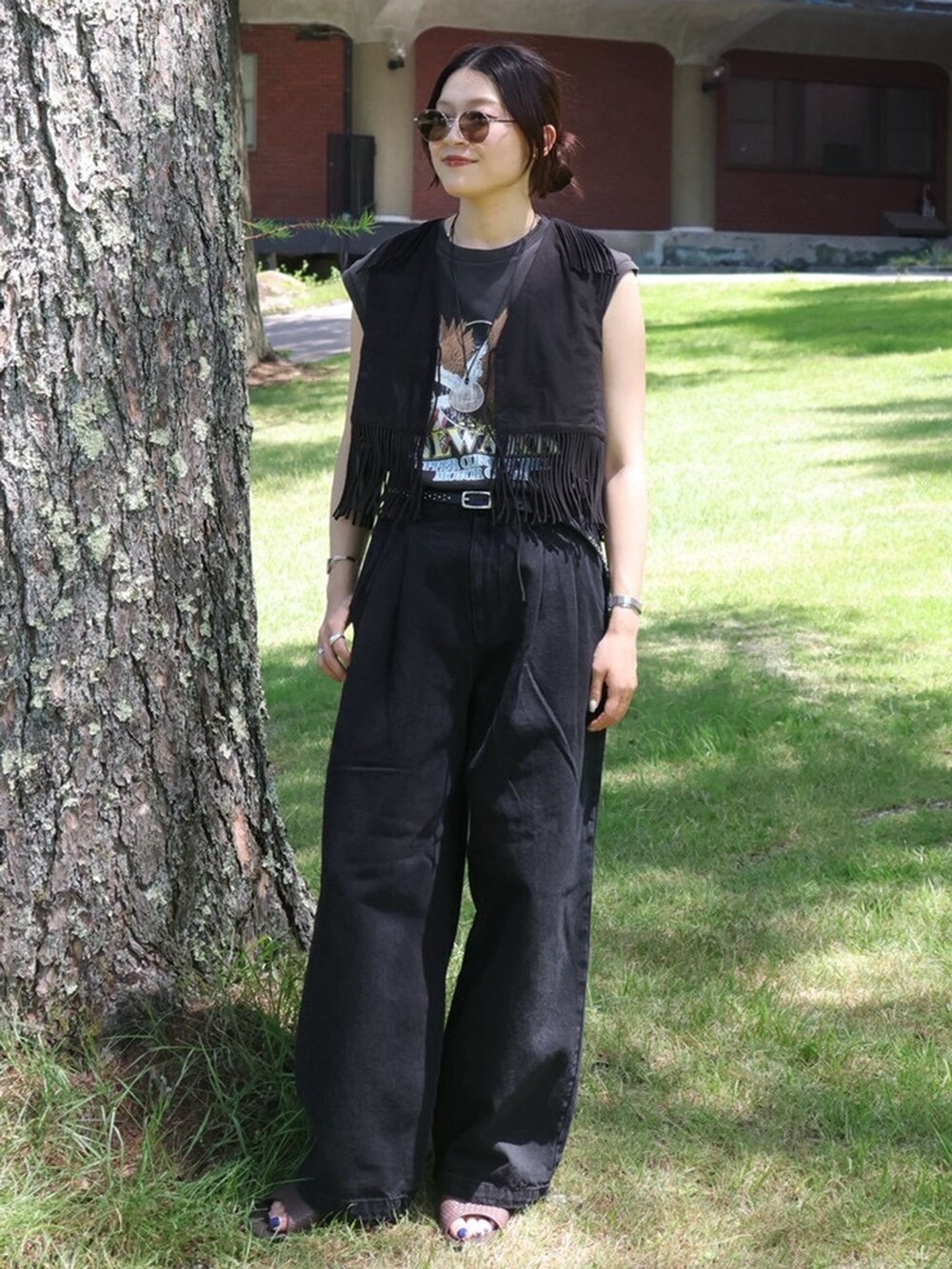 ブラック系のTシャツ/カットソーを着用したレディースの夏コーディネートの5枚目の写真