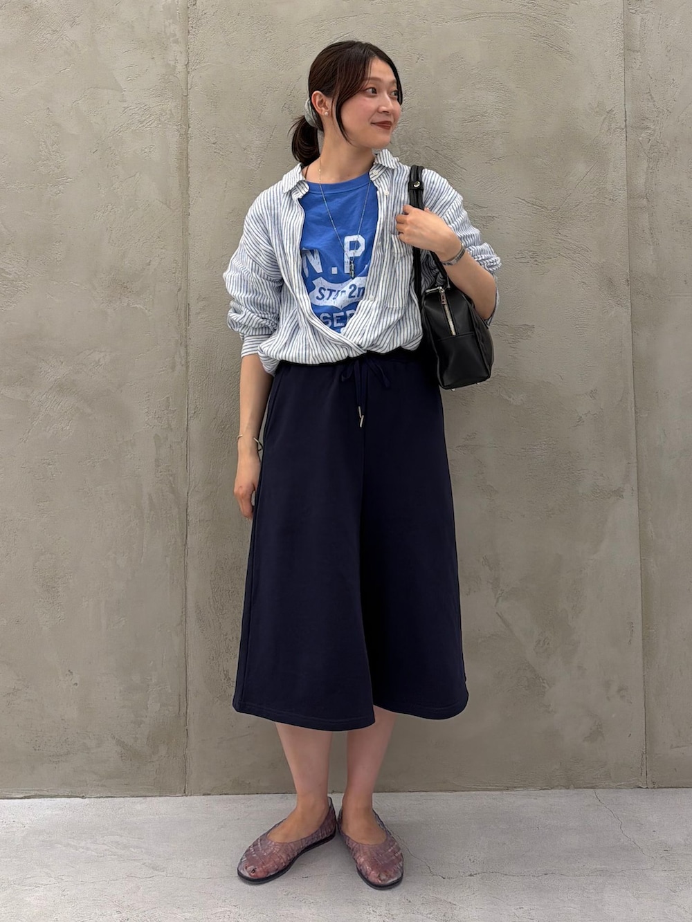 ブルー系のシャツ/ブラウス、ブルー系のシャツ/ブラウス、ブルー系のシャツ/ブラウスを着用したレディースの夏コーディネートの3枚目の写真