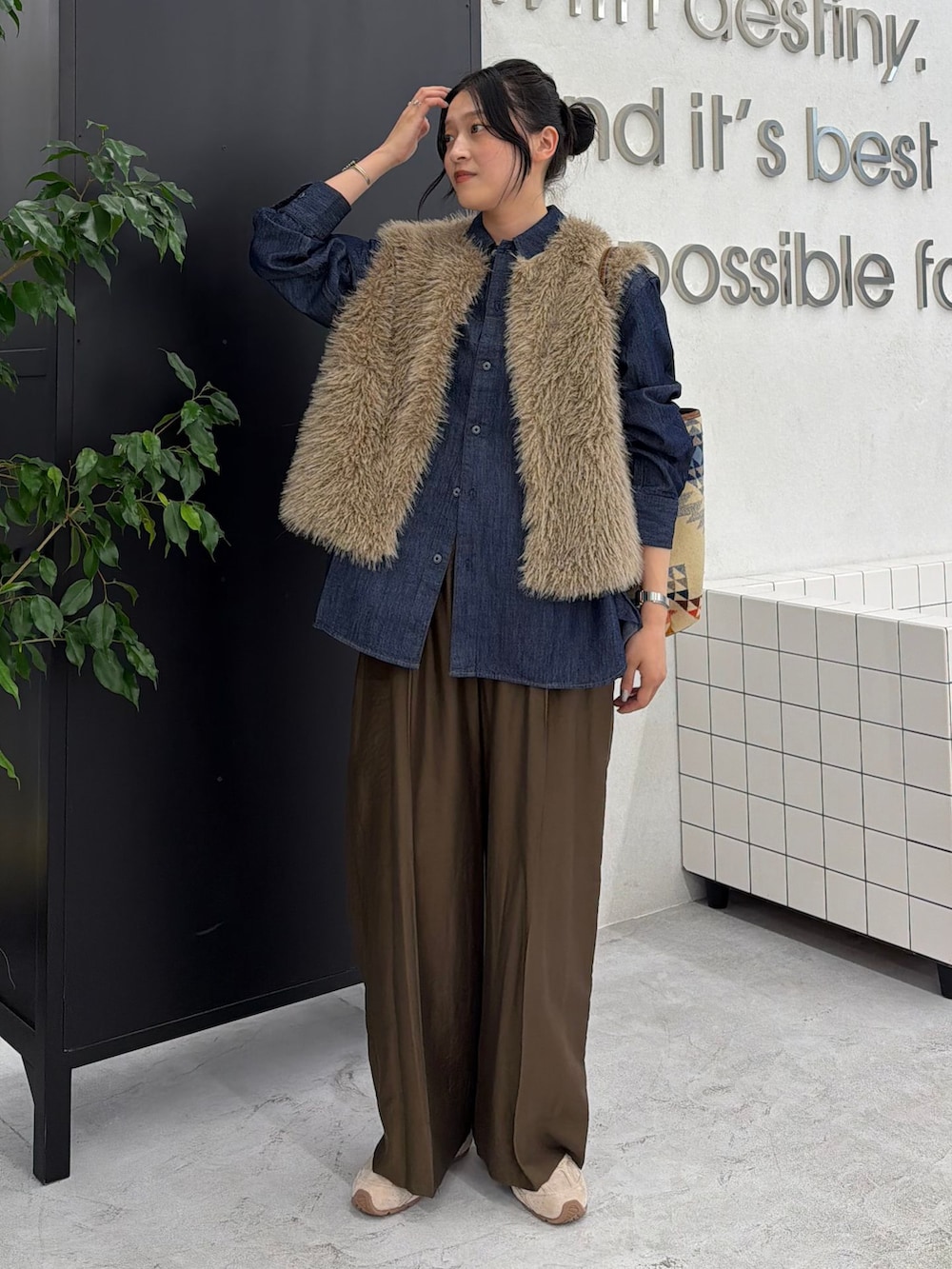 ベージュ系のベスト、ブラウン系のその他パンツ、ブルー系のシャツ/ブラウスを着用したレディースの夏コーディネートの2枚目の写真