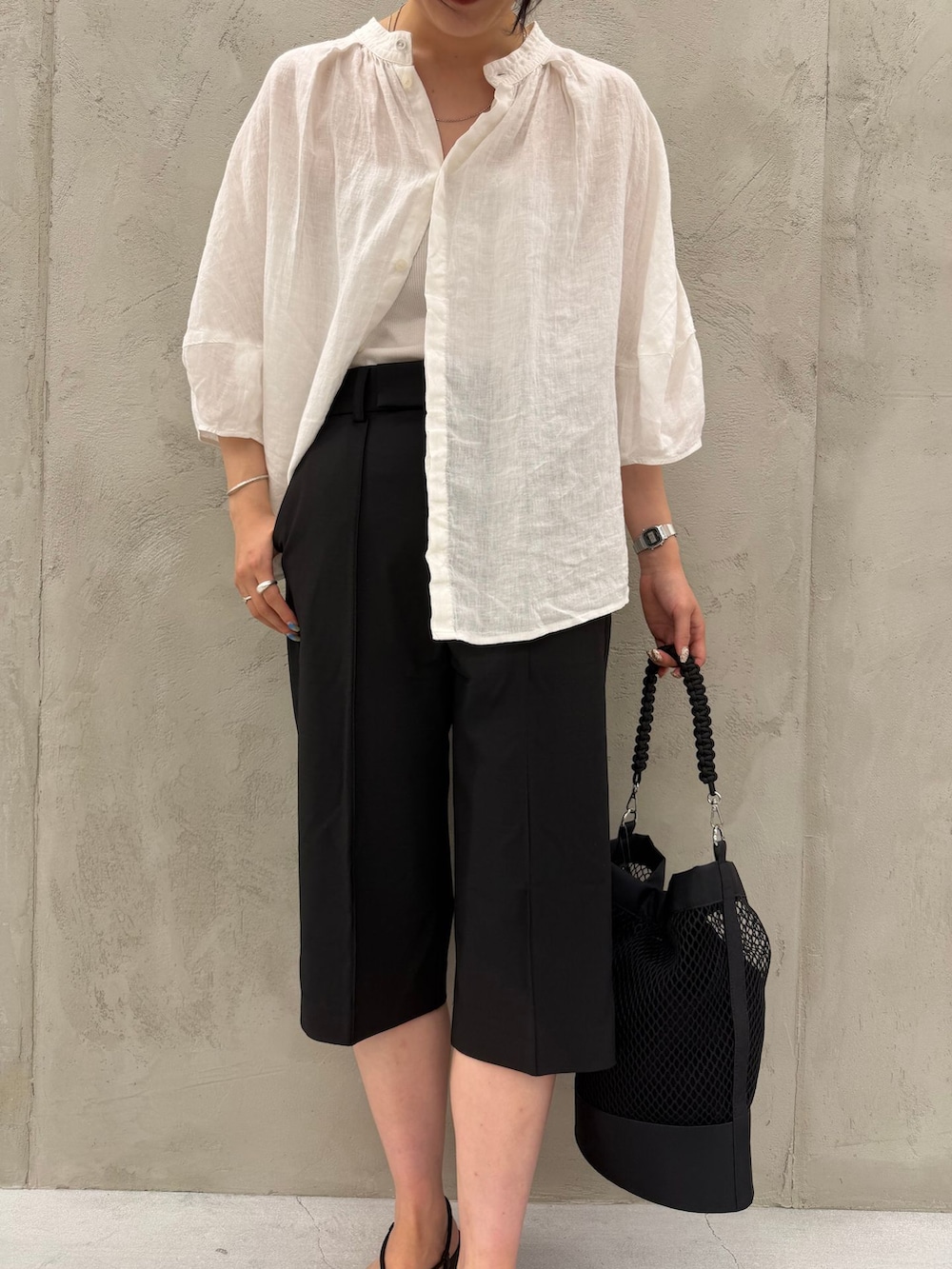 ブラック系のその他パンツ、ホワイト系のシャツ/ブラウス、ホワイト系のシャツ/ブラウスを着用したレディースの夏コーディネートの9枚目の写真