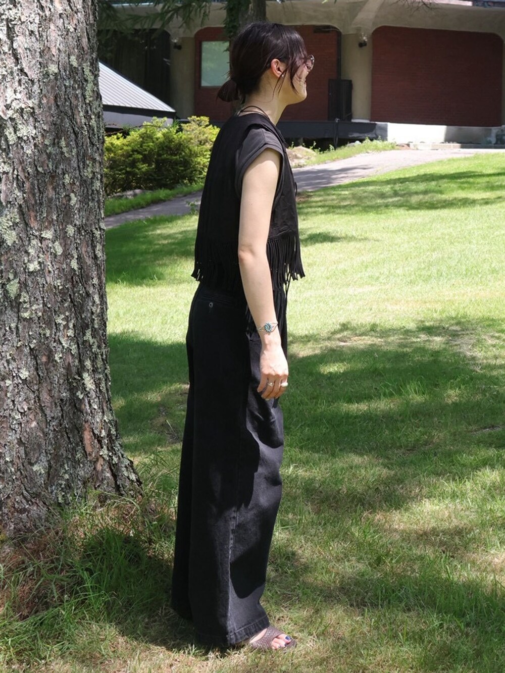 ブラック系のTシャツ/カットソーを着用したレディースの夏コーディネートの3枚目の写真