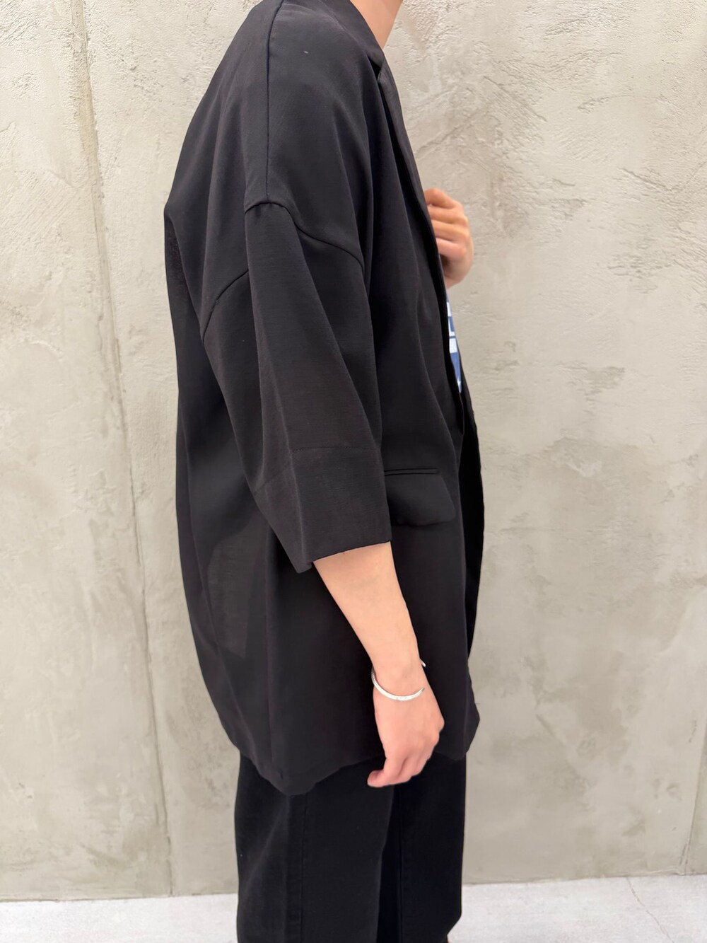 ブラック系のその他アウター、ブラック系のその他パンツ、ブルー系のTシャツ/カットソーを着用したレディースの夏コーディネートの9枚目の写真