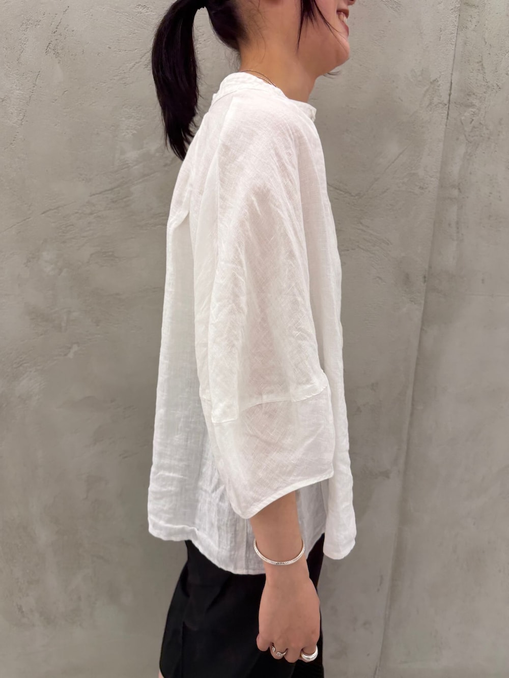 ブラック系のその他パンツ、ホワイト系のシャツ/ブラウス、ホワイト系のシャツ/ブラウスを着用したレディースの夏コーディネートの8枚目の写真