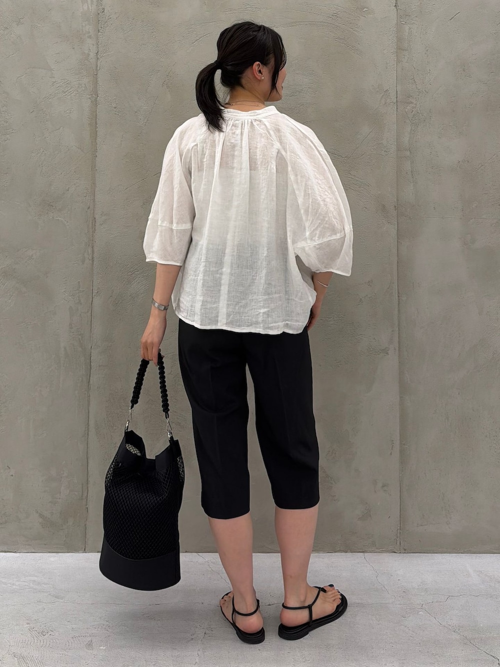 ブラック系のその他パンツ、ホワイト系のシャツ/ブラウス、ホワイト系のシャツ/ブラウスを着用したレディースの夏コーディネートの4枚目の写真