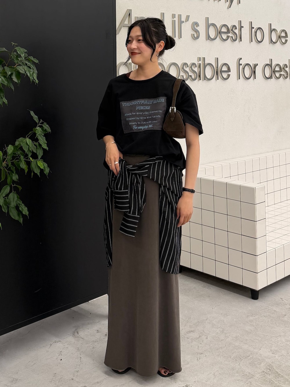 ブラック系のシャツ/ブラウス、グレー系のスカート、ブラック系のTシャツ/カットソーを着用したレディースの秋コーディネートの2枚目の写真