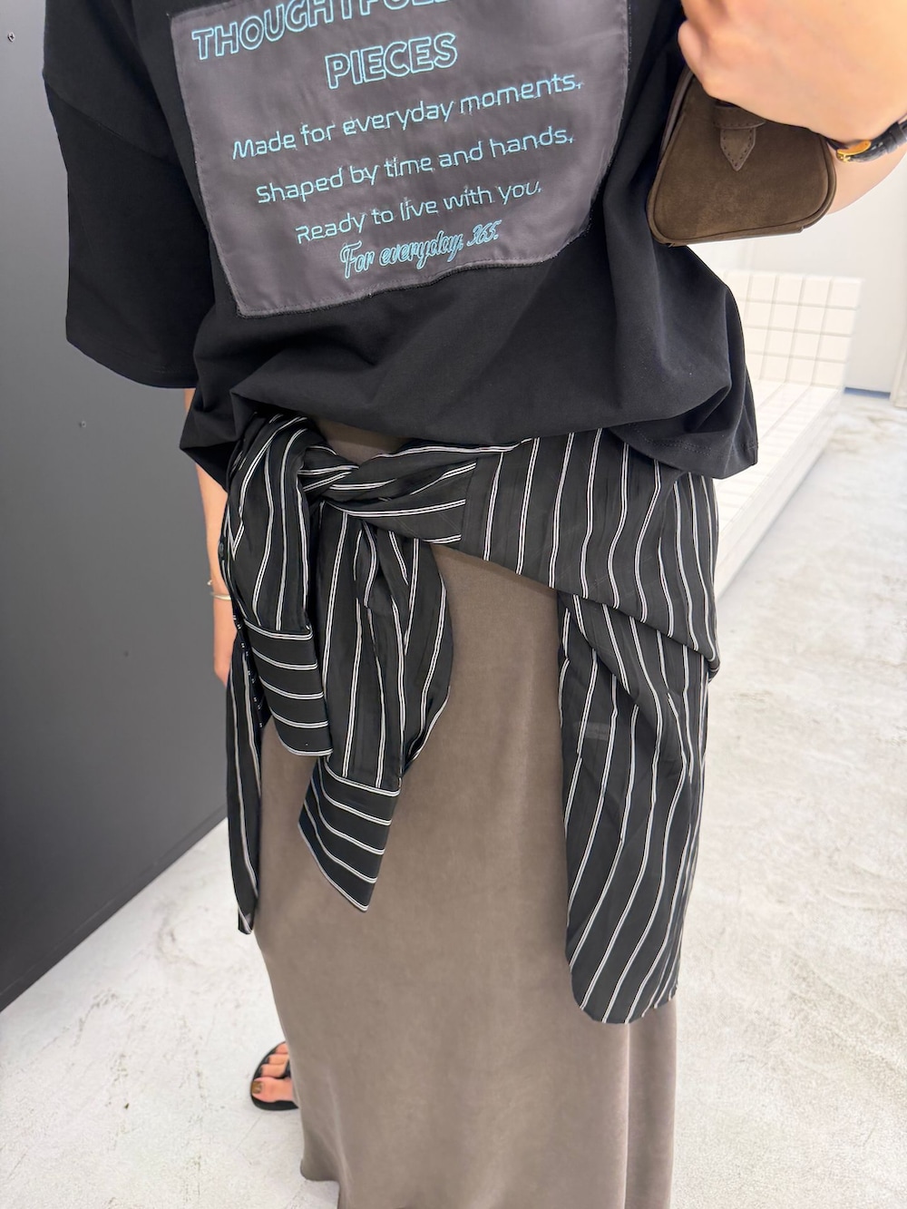 ブラック系のシャツ/ブラウス、グレー系のスカート、ブラック系のTシャツ/カットソーを着用したレディースの秋コーディネートの8枚目の写真