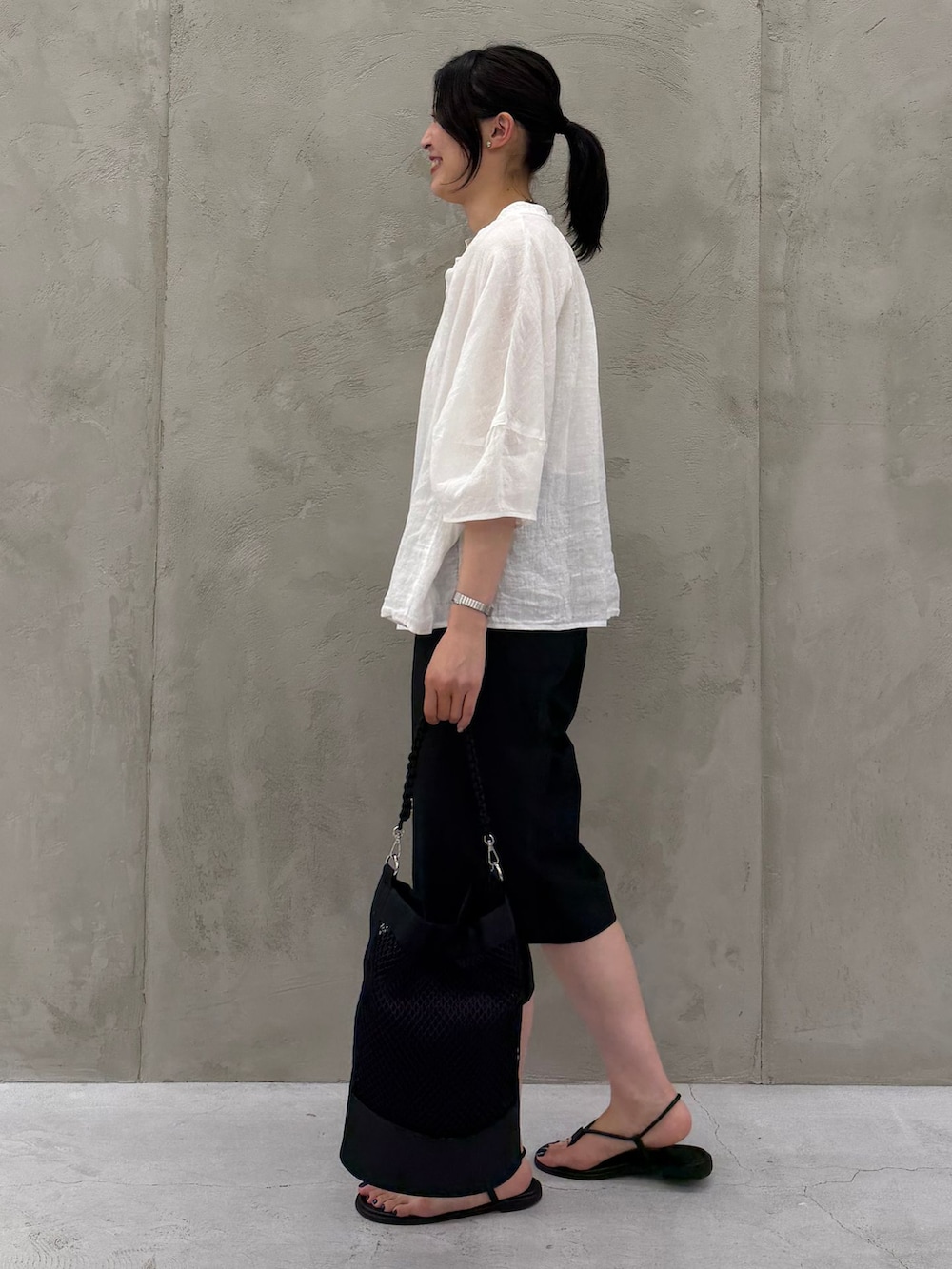 ブラック系のその他パンツ、ホワイト系のシャツ/ブラウス、ホワイト系のシャツ/ブラウスを着用したレディースの夏コーディネートの5枚目の写真
